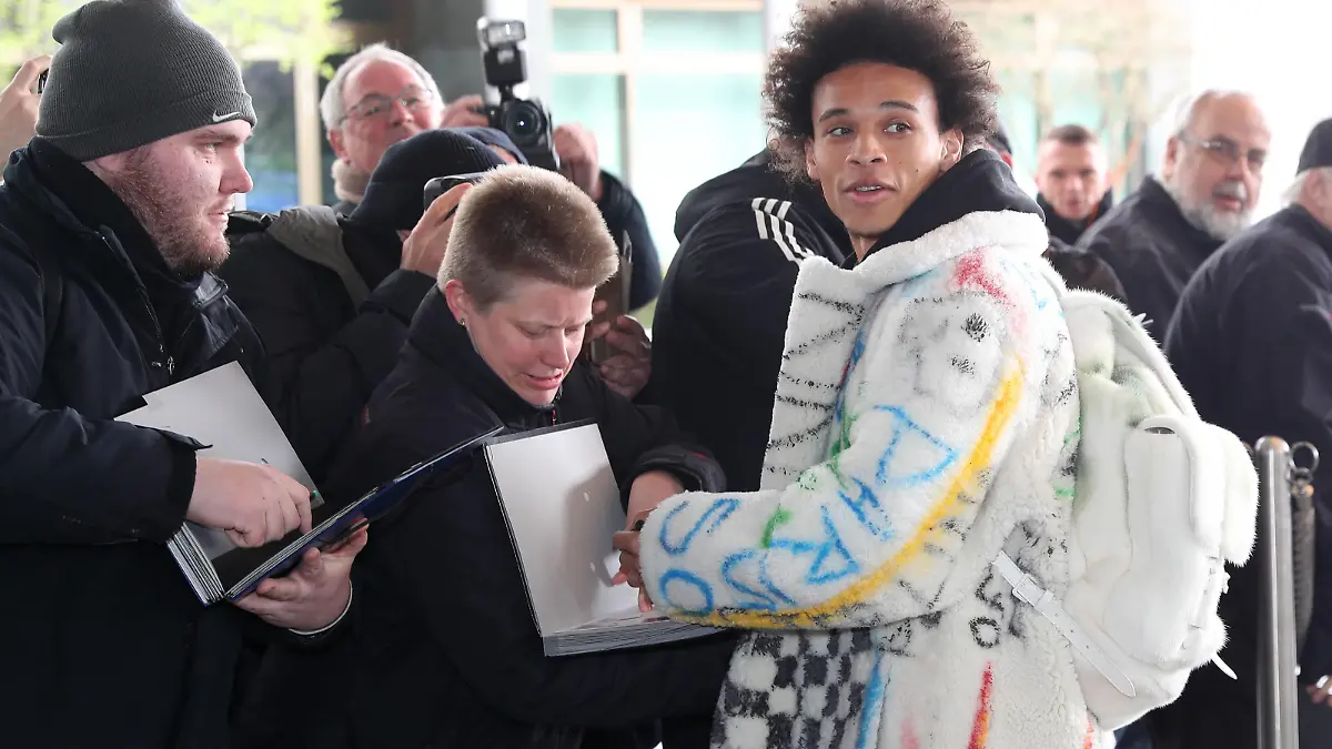 Deuschland - Serbien, Vorberichte Wolfsburg, 18.03.2019, Länderspiel Deutschland - Serbien, Ankunft Nationalmannschaft im Hotel Ritz Wolfsburg, Leroy Sane Wolfsburg *** Germany Serbia preliminary reports Wolfsburg 18 03 2019 international Germany Serbia arrival national team hotel Ritz Wolfsburg Leroy Sane Wolfsburg
