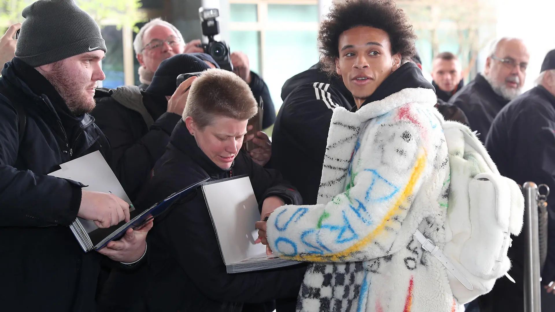 Deuschland - Serbien, Vorberichte Wolfsburg, 18.03.2019, Länderspiel Deutschland - Serbien, Ankunft Nationalmannschaft im Hotel Ritz Wolfsburg, Leroy Sane Wolfsburg *** Germany Serbia preliminary reports Wolfsburg 18 03 2019 international Germany Serbia arrival national team hotel Ritz Wolfsburg Leroy Sane Wolfsburg