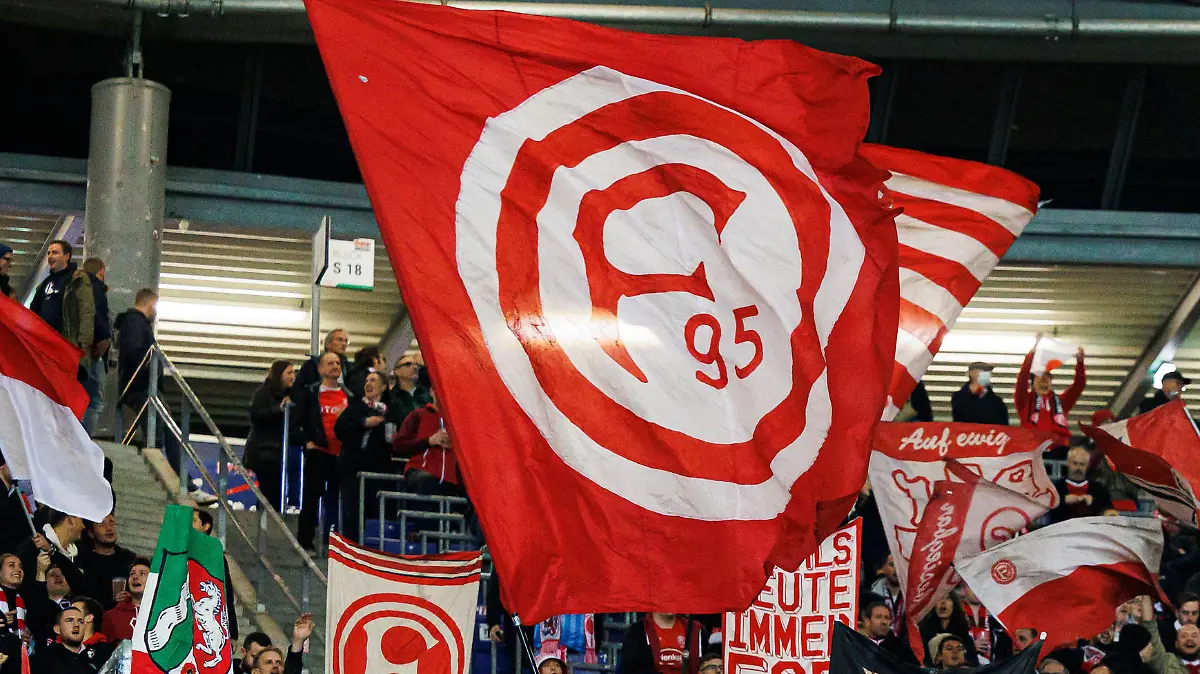 Fußball: 2. Bundesliga, Hannover 96 - Fortuna Düsseldorf, 16. Spieltag, Heinz von Heiden-Arena. Fans von Fortuna Düsseldorf stehen im Stadion und schwenken Fahnen.