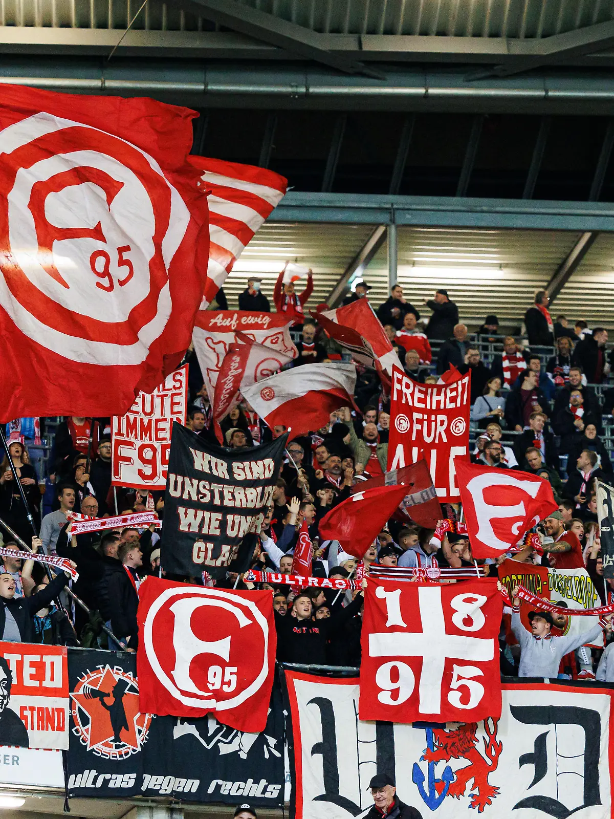 Fußball: 2. Bundesliga, Hannover 96 - Fortuna Düsseldorf, 16. Spieltag, Heinz von Heiden-Arena. Fans von Fortuna Düsseldorf stehen im Stadion und schwenken Fahnen.