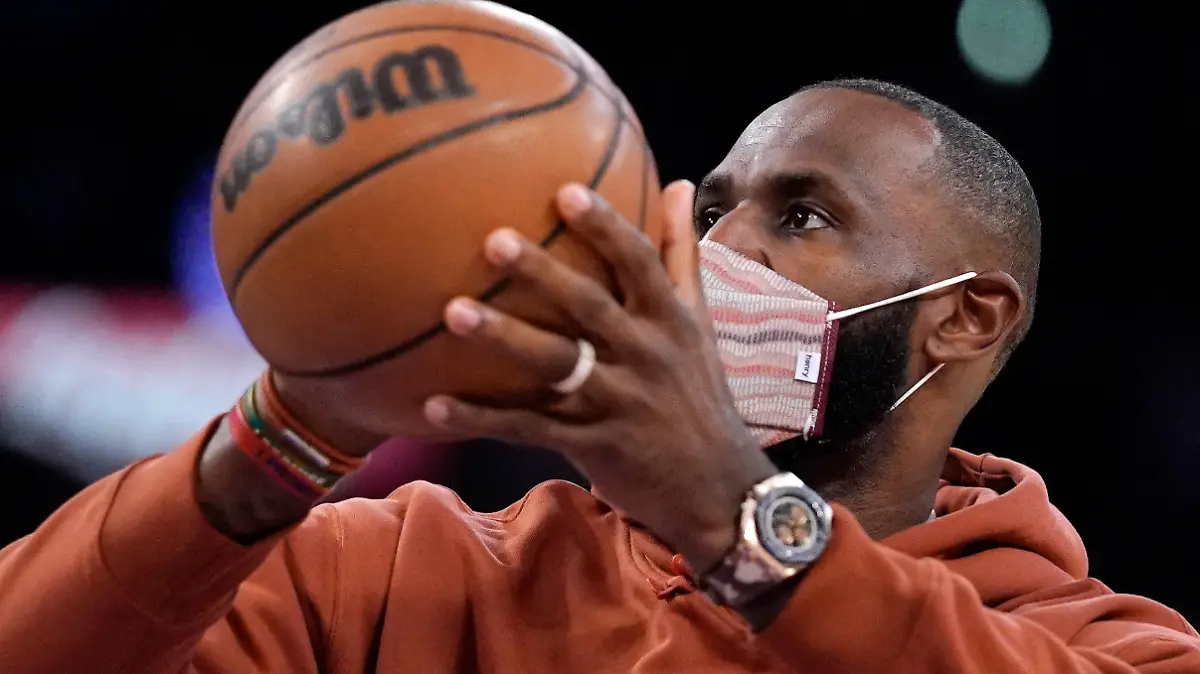 03.10.2021, USA, Los Angeles: Basketball, NBA Profiliga, Los Angeles Lakers - Brooklyn Nets, Vorbereitungsspiel: Los Angeles Lakers-Forward LeBron James, der nicht gespielt hat, wirft während einer Auszeit. Foto: Mark J. Terrill/AP/dpa +++ dpa-Bildfunk +++