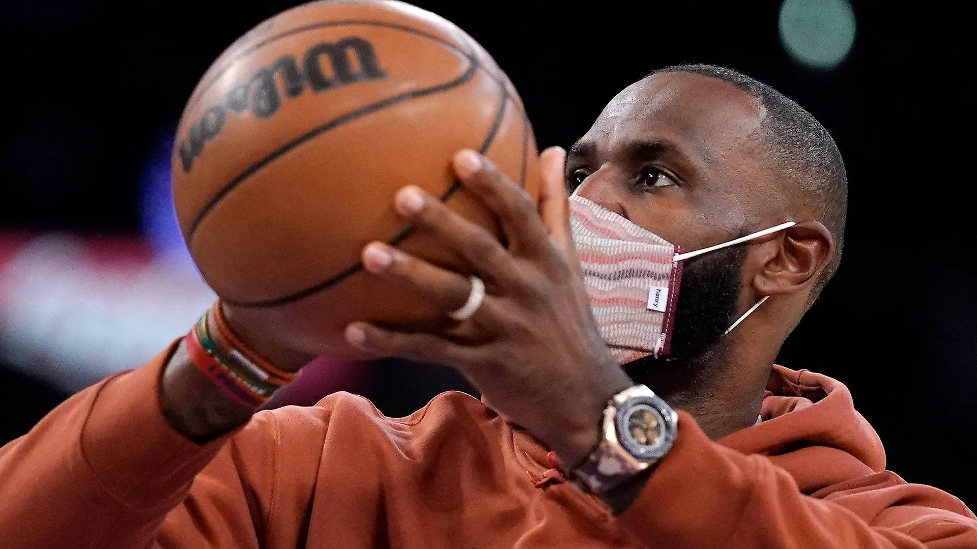 03.10.2021, USA, Los Angeles: Basketball, NBA Profiliga, Los Angeles Lakers - Brooklyn Nets, Vorbereitungsspiel: Los Angeles Lakers-Forward LeBron James, der nicht gespielt hat, wirft während einer Auszeit. Foto: Mark J. Terrill/AP/dpa +++ dpa-Bildfunk +++