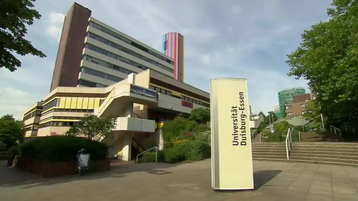 Sachbearbeiterin verkaufte die besseren Noten an fast 50 Studierende. Ermittlungen werden ausgedehnt.