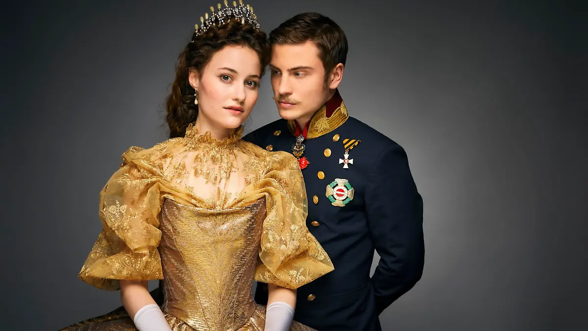 Sisi (Dominique Devenport) und Franz (Jannik Schümann).

Die Verwendung des sendungsbezogenen Materials ist nur mit dem Hinweis und Verlinkung auf TVNOW gestattet.