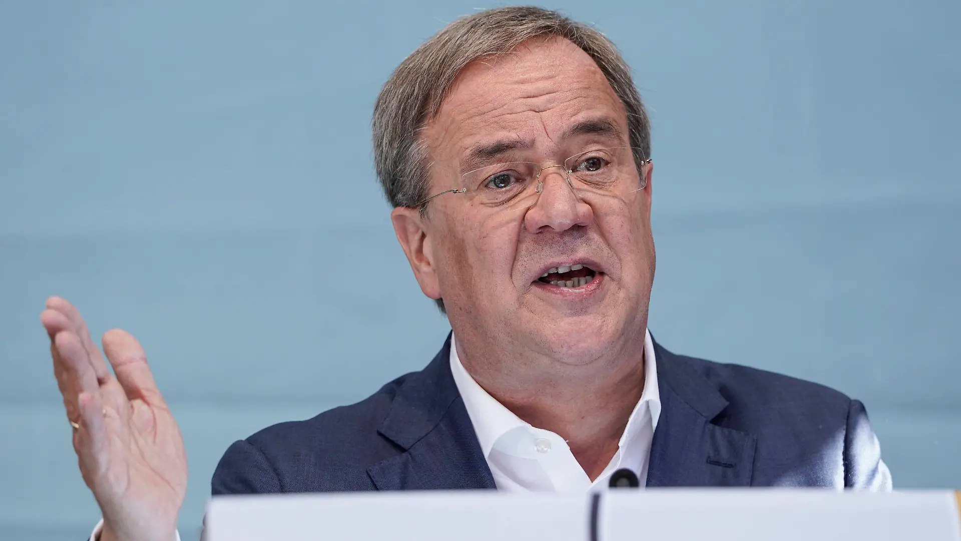 Wahlkampf Abschluss der CDU Bundespartei Aktuell, 25.09.2021,Aachen, Armin Laschet der CDU Vorsitzenden und Kanzlerkandidat im Portrait mit besonderer Geste auf der Buehne beim Wahlkampfabschluss der Partei in Aachen-Burtscheid Aachen Nordrhein-Westfalen Deutschland *** Election campaign closing of the CDU federal party News, 25 09 2021,Aachen, Armin Laschet the CDU chairman and candidate for chancellor in portrait with special gesture on stage at the election campaign closing of the party in Aachen Burtscheid Aachen North Rhine Westphalia Germany
