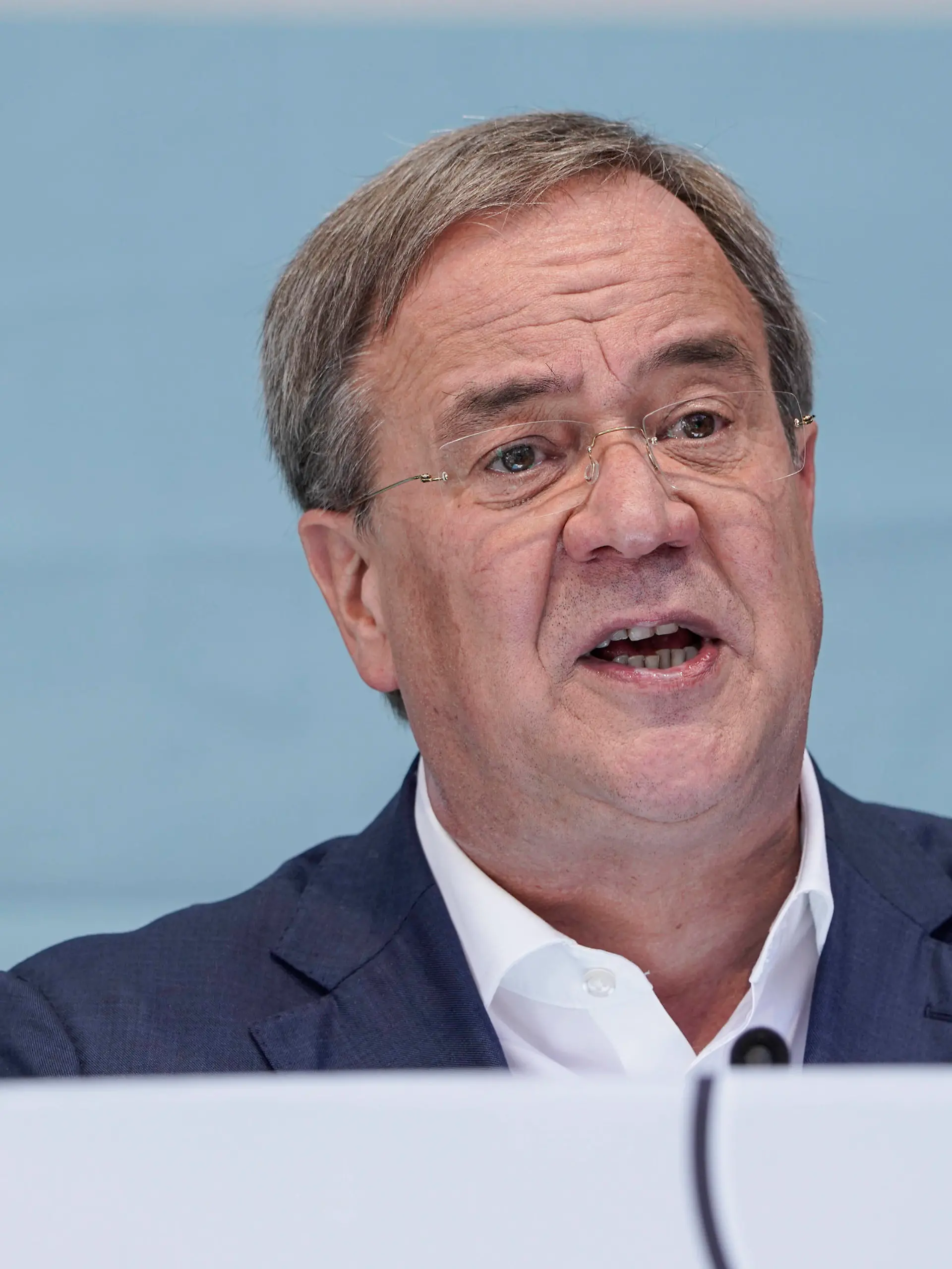  Wahlkampf Abschluss der CDU Bundespartei Aktuell, 25.09.2021,Aachen, Armin Laschet der CDU Vorsitzenden und Kanzlerkandidat im Portrait mit besonderer Geste auf der Buehne beim Wahlkampfabschluss der Partei in Aachen-Burtscheid Aachen Nordrhein-Westfalen Deutschland *** Election campaign closing of the CDU federal party News, 25 09 2021,Aachen, Armin Laschet the CDU chairman and candidate for chancellor in portrait with special gesture on stage at the election campaign closing of the party in Aachen Burtscheid Aachen North Rhine Westphalia Germany