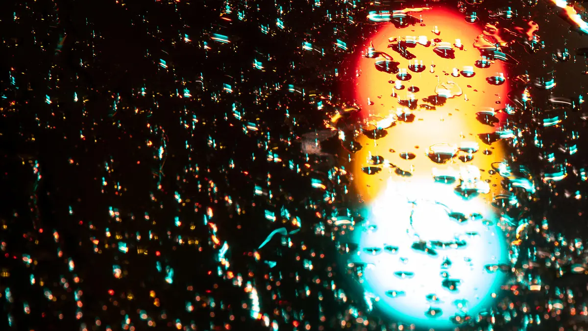 04.10.2021, Hessen, Frankfurt/Main: Eine Ampel leuchtet in allen Phasen Rot, Gelb und Grün. (Langzeitbelichtung) In Berlin haben am Sonntag die ersten Sondierungsgespräche nach der Bundestagswahl 2021 stattgefunden. Foto: Sebastian Gollnow/dpa +++ dpa-Bildfunk +++