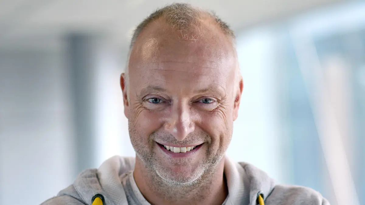 ARCHIV - 05.06.2017, Nordrhein-Westfalen, Köln: Der RTL-Moderator Frank Buschmann steht am 06.06.2017 in Köln (Nordrhein-Westfalen) im RTL Gebäude. Der Journalist soll angeblich einen Football-Job beim Kölner Sender übernehmen. (zu dpa: «Buschmann vor Football-Job bei RTL») Foto: Henning Kaiser/dpa +++ dpa-Bildfunk +++