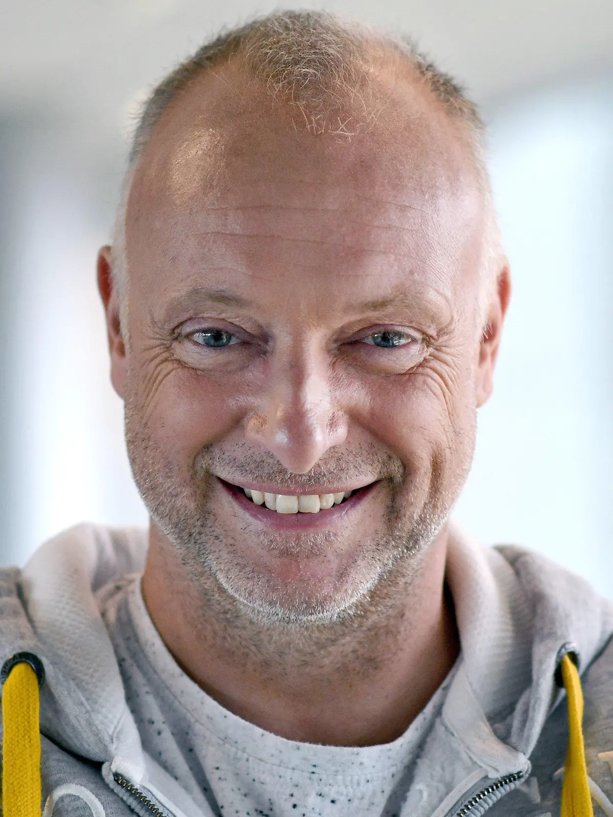 ARCHIV - 05.06.2017, Nordrhein-Westfalen, Köln: Der RTL-Moderator Frank Buschmann steht am 06.06.2017 in Köln (Nordrhein-Westfalen) im RTL Gebäude. Der Journalist soll angeblich einen Football-Job beim Kölner Sender übernehmen. (zu dpa: «Buschmann vor Football-Job bei RTL») Foto: Henning Kaiser/dpa +++ dpa-Bildfunk +++