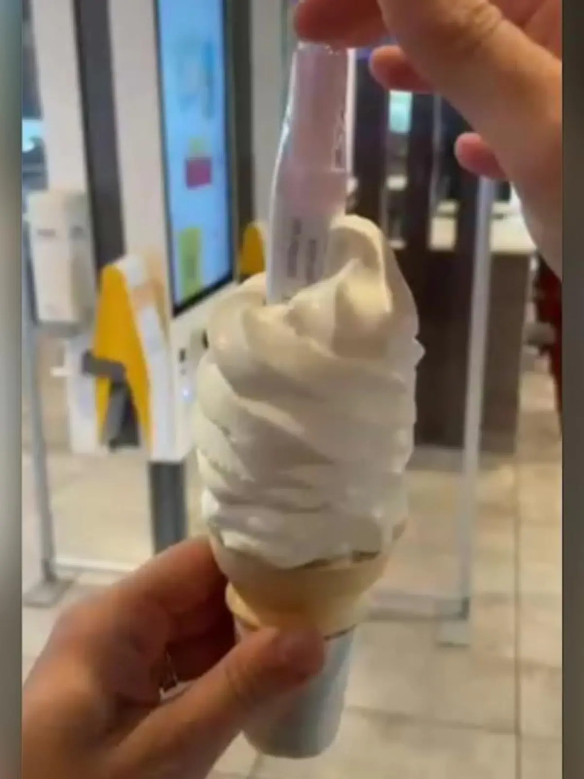 Bild zu: "Schwangerschaftstest in Eis versteckt"