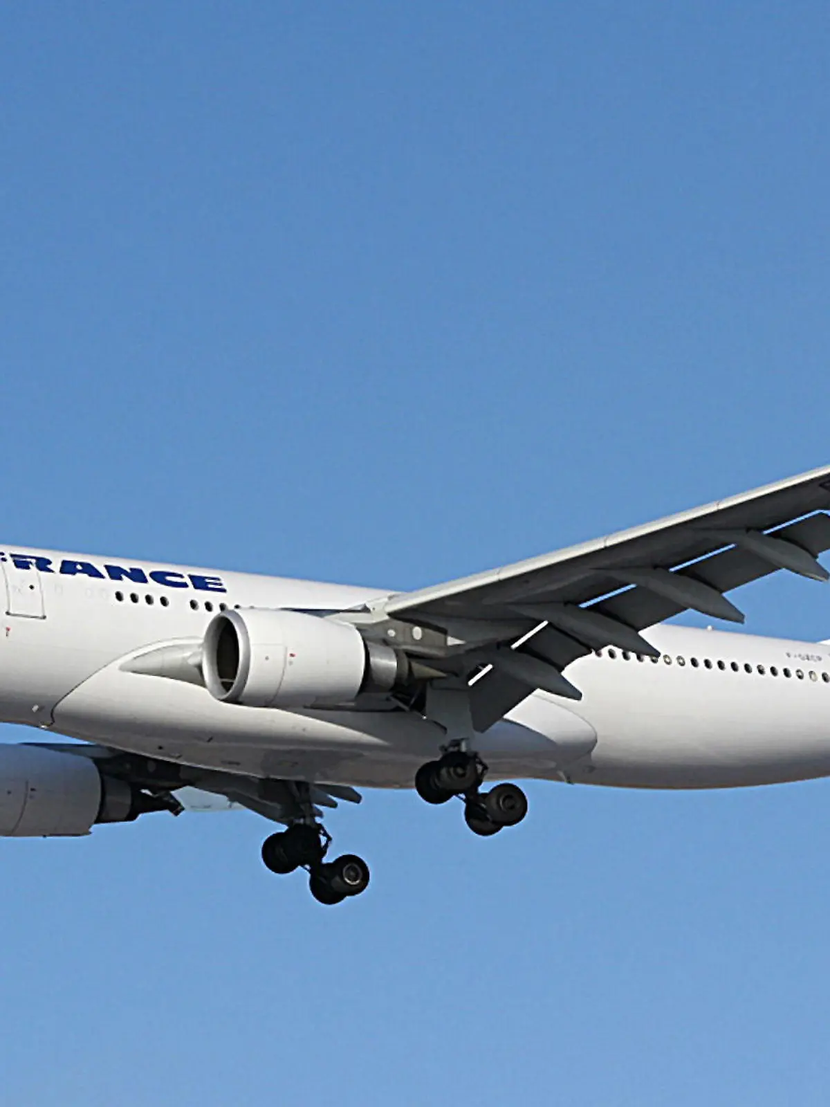 Die Unglücksmaschine der Air France vom Typ Airbus A330-200 mit der Registrierung F-GZCP aufgenommen am 03.02.2007 am O'Hare International Flughafen in Chicago. Diese Maschine ist mit 228 Menschen an Bord im Atlantik verschollen. An einer großangelegten Suchoperation beteiligen sich Brasilien, Frankreich und Spanien sowie mehrere Handelsschiffe. Die Air-France-Maschine war wie geplant kurz nach Mitternacht am Montag 01.06.2009 in Rio de Janeiro gestartet. Um 11.10 Uhr MESZ am Montag sollte die Airbus A330-200 auf dem Pariser Flughafen Charles de Gaulle landen. Doch nur wenige Stunden nach dem Start verschwand Flug Nummer AF 447 von der Bildfläche. Foto: Gabriel Widyna/airliners.net +++(c) dpa - Bildfunk+++
