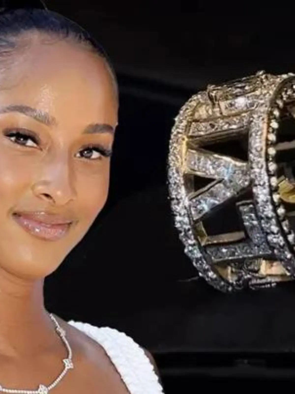 Aaron Donalds Ehefrau Erica  lies sich dieses fetten Superbowl-Ring anfertigen