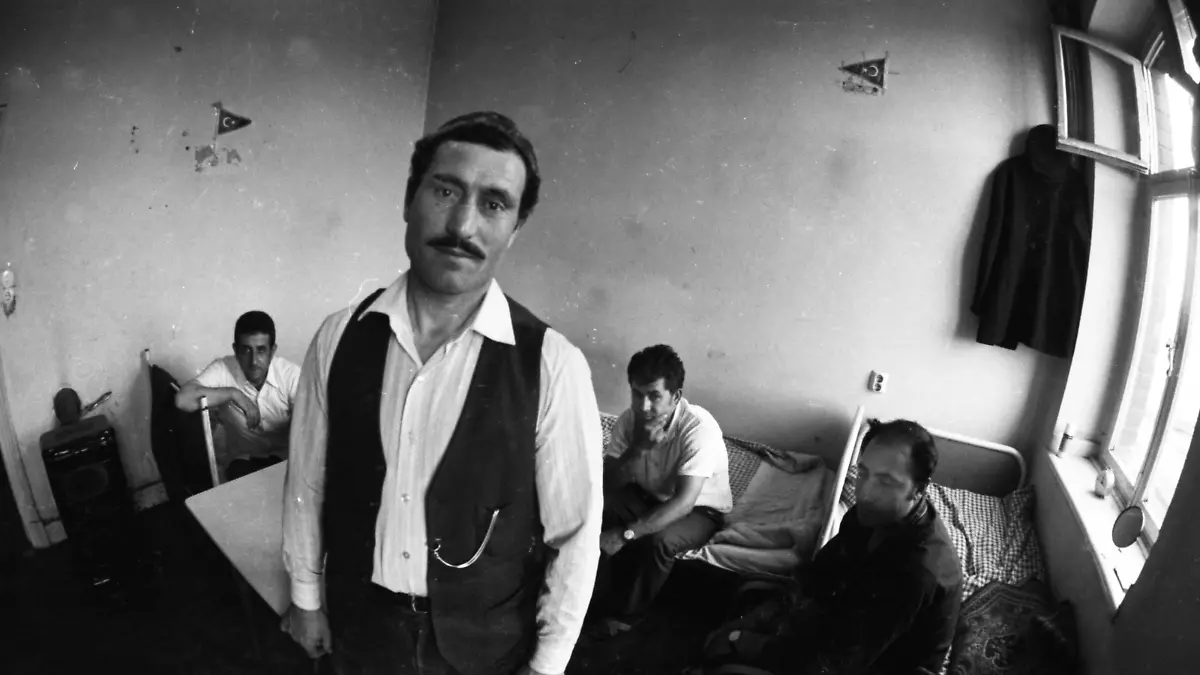 Wucher-Mieten fuer tuerkische Gastarbeiter 1968 DEU, Deutschland, Duesseldorf: Der Bericht einer Tageszeitung in Duesseldorf im Jahre 1968 ueber Mietwucher an tuerk. Gastarbeitern erregte den Pastor der ev. Kirche, so dass er seine Gemeinde zum Protest rief. DEU, Germany, Duesseldorf:The report in a daily newspaper in Dusseldorf in 1968 about rent-seeking by Turkish immigrant workers aroused the pastor of the Protestant church, so that he called his congregation to protest. NRW *** Usurious rents for Turkish immigrant workers 1968 DEU, Germany, Duesseldorf The report in a daily newspaper in Dusseldorf in 1968 about rent seeking by Turkish immigrant workers aroused the pastor of the Protestant church, so that he called his congregation to 