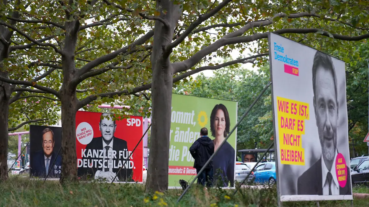 27.09.2021, Berlin: Wahlplakate der Union mit Armin Laschet, der SPD mit Olaf Scholz, von Bündnis 90/Die Grünen mit Annalena Baerbock und der FDP mit Christian Lindner stehen einen Tag nach der Bundestagswahl in einer Reihe. Mit einem Treffen von Union und Grünen endet an diesem Dienstag (05.10.2021) eine erste Reihe von Sondierungsgesprächen über eine neue Regierung. Die Grünen streben nach der Bundestagswahl zwar eine Ampel-Koalition mit SPD und FDP an, schließen aber auch ein Bündnis mit Union und FDP nicht völlig aus. (Zu dpa "Union und Grüne beraten über Chancen für gemeinsame Regierung") Foto: Kay Nietfeld/dpa - ACHTUNG: Verwendung nur im vollen Format +++ dpa-Bildfunk +++