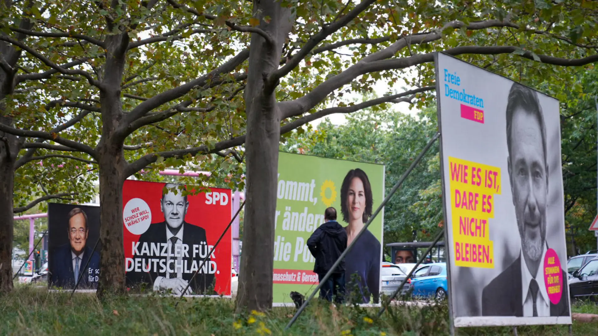 27.09.2021, Berlin: Wahlplakate der Union mit Armin Laschet, der SPD mit Olaf Scholz, von Bündnis 90/Die Grünen mit Annalena Baerbock und der FDP mit Christian Lindner stehen einen Tag nach der Bundestagswahl in einer Reihe. Mit einem Treffen von Union und Grünen endet an diesem Dienstag (05.10.2021) eine erste Reihe von Sondierungsgesprächen über eine neue Regierung. Die Grünen streben nach der Bundestagswahl zwar eine Ampel-Koalition mit SPD und FDP an, schließen aber auch ein Bündnis mit Union und FDP nicht völlig aus. (Zu dpa "Union und Grüne beraten über Chancen für gemeinsame Regierung") Foto: Kay Nietfeld/dpa - ACHTUNG: Verwendung nur im vollen Format +++ dpa-Bildfunk +++