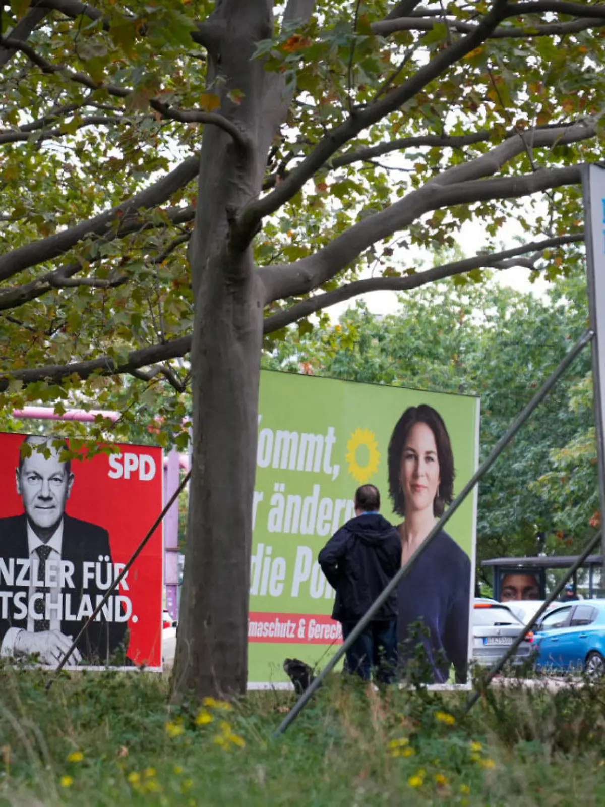 27.09.2021, Berlin: Wahlplakate der Union mit Armin Laschet, der SPD mit Olaf Scholz, von Bündnis 90/Die Grünen mit Annalena Baerbock und der FDP mit Christian Lindner stehen einen Tag nach der Bundestagswahl in einer Reihe. Mit einem Treffen von Union und Grünen endet an diesem Dienstag (05.10.2021) eine erste Reihe von Sondierungsgesprächen über eine neue Regierung. Die Grünen streben nach der Bundestagswahl zwar eine Ampel-Koalition mit SPD und FDP an, schließen aber auch ein Bündnis mit Union und FDP nicht völlig aus. (Zu dpa "Union und Grüne beraten über Chancen für gemeinsame Regierung") Foto: Kay Nietfeld/dpa - ACHTUNG: Verwendung nur im vollen Format +++ dpa-Bildfunk +++