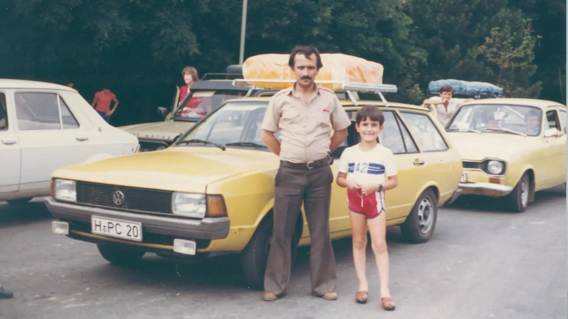 Ein undatiertes, privates Foto aus den siebziger Jahren zeigt eine türkische Gastarbeiterfamilie vor ihrem Auto. 50 Jahre nachdem die ersten türkischen Gastarbeiter durch das Anwerbeabkommen nach Deutschland gekommen sind, soll aus ihren privaten Fotos eine Ausstellung entstehen. Am Freitag (20. Mai) startet die Ausstellung mit einer Fotoreportage aus der Türkei von 1931 und soll bis zum 14. August mit den Fotos von türkischen Migranten erweitert werden. Foto: Privat dpa/lni (zu 0747 vom 18.05.2011, Veröffentlichung nur im Zusammenhang mit der aktuellen Berichterstattung)) ++