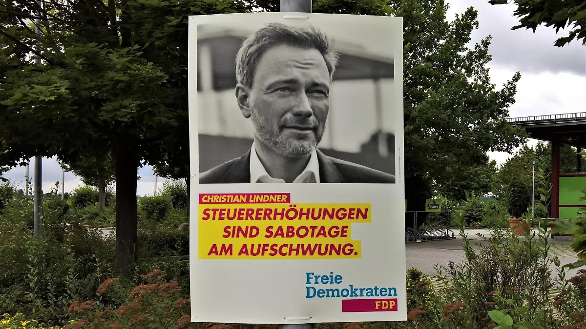  Wahlplakat von Christian Lindner, FDP Freie Demokraten, Werbung zur Wahl 2021. Slogan: Steuererhoehung sind Sabotage am Aufschwung *** Election poster of Christian Lindner, FDP Free Democrats , advertising for the election 2021 slogan tax increases are sabotage of the recovery