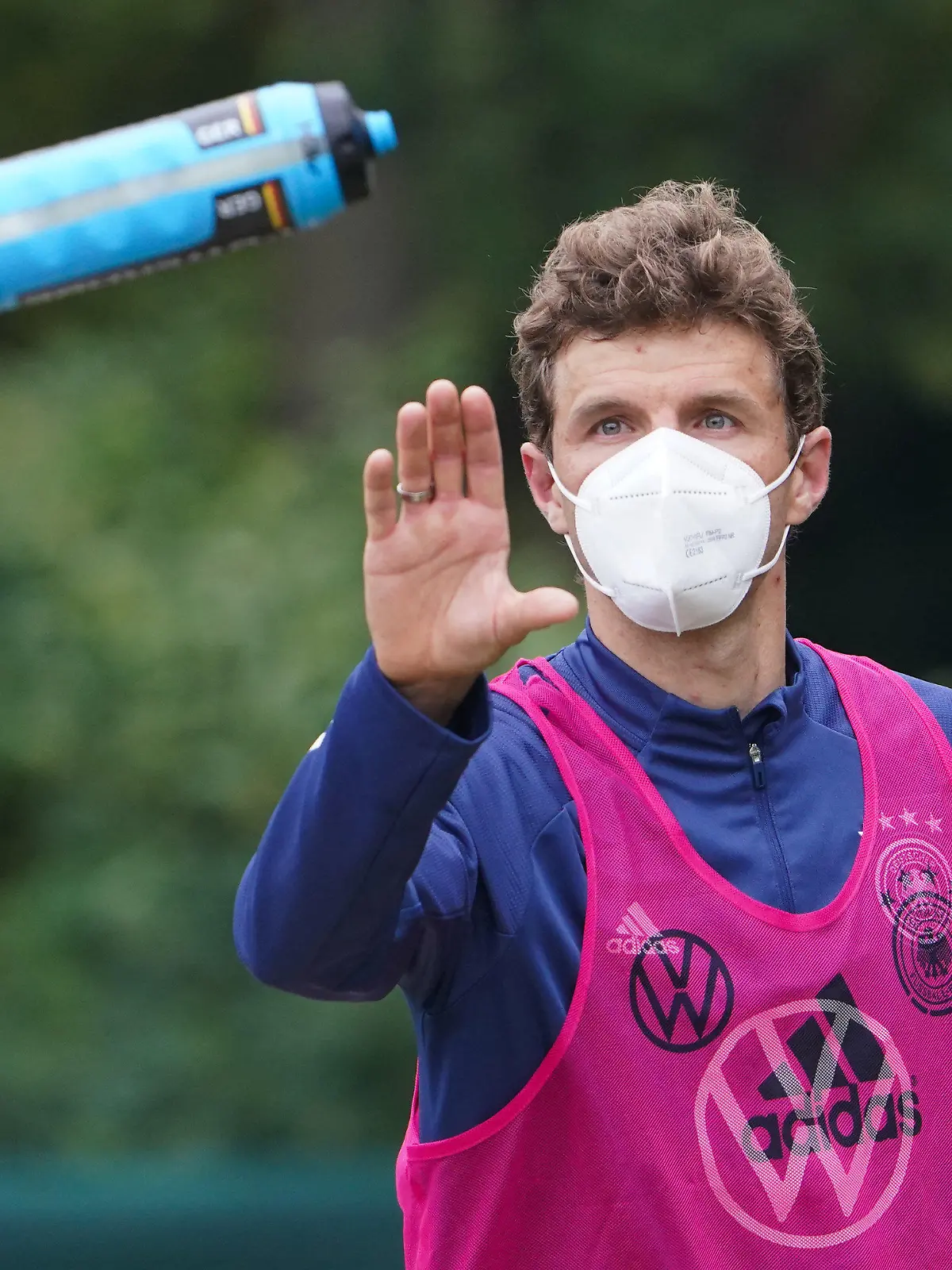 05.10.2021, Hamburg: Fußball: Nationalmannschaft, Training vor dem WM-Qualifikationsspiel gegen Rumänien. Deutschlands Thomas Müller fängt eine Flasche. Foto: Marcus Brandt/dpa +++ dpa-Bildfunk +++
