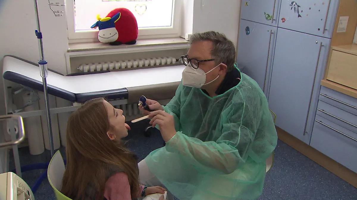 Kinderarzt Thomas Buck untersucht eine Patientin.