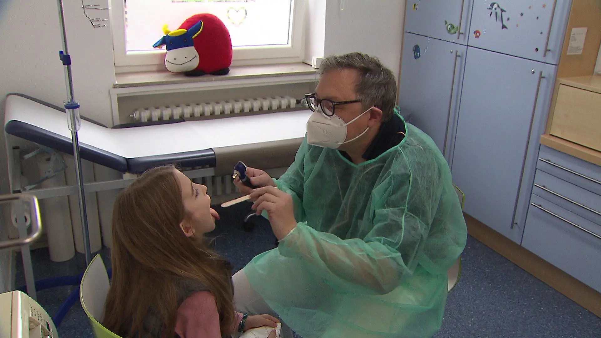Kinderarzt Thomas Buck untersucht eine Patientin.