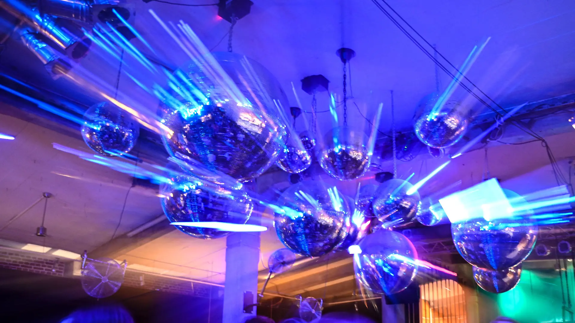 02.07.2021, Baden-Württemberg, Ravensburg: Dutzende Menschen tanzen im Club Kantine zur Musik. Dank eines Modellprojektes darf der Club öffnen. Aufnahme mit Zoomeffekt. Foto: Felix Kästle/dpa +++ dpa-Bildfunk +++