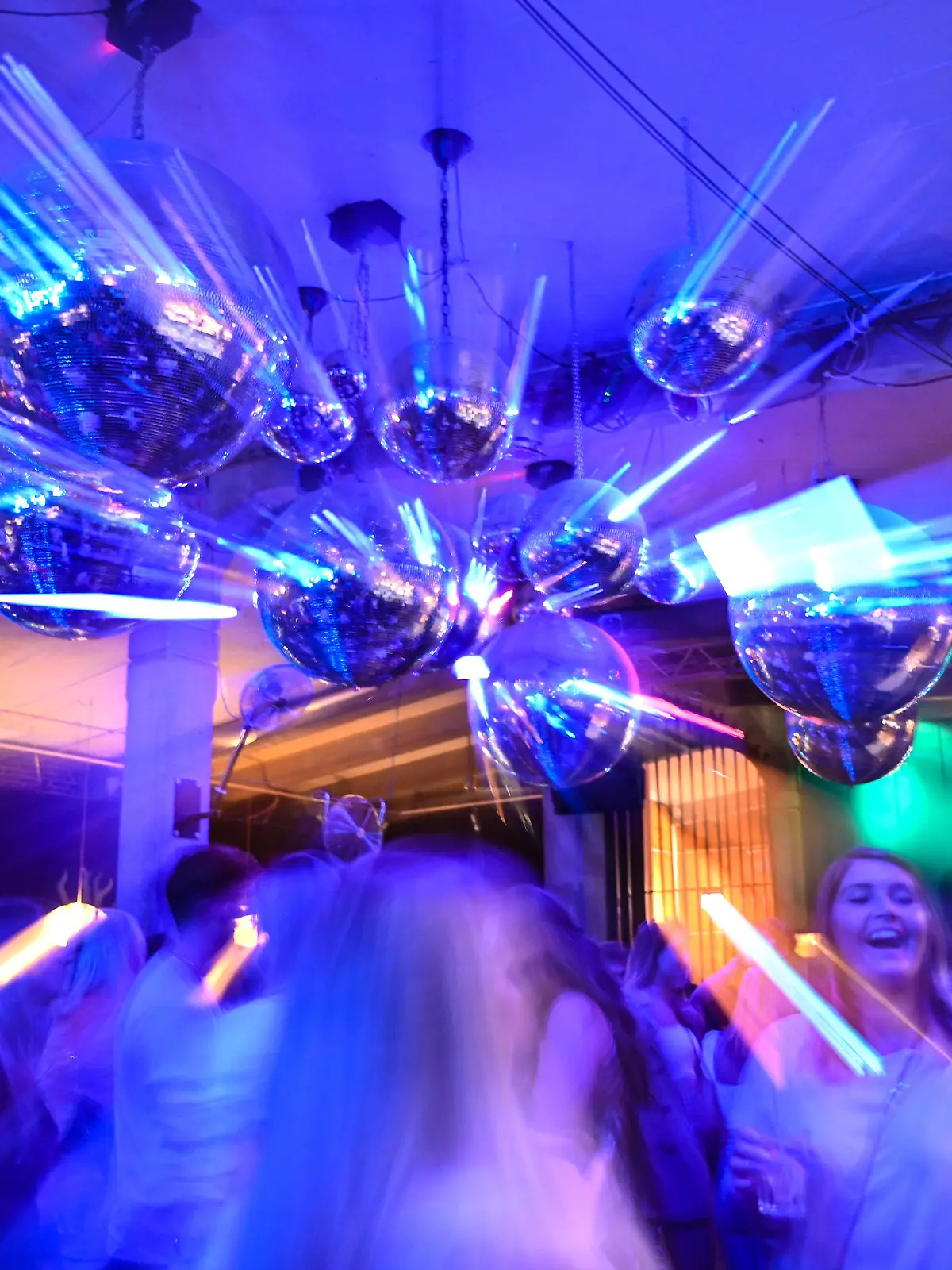 02.07.2021, Baden-Württemberg, Ravensburg: Dutzende Menschen tanzen im Club Kantine zur Musik. Dank eines Modellprojektes darf der Club öffnen. Aufnahme mit Zoomeffekt. Foto: Felix Kästle/dpa +++ dpa-Bildfunk +++