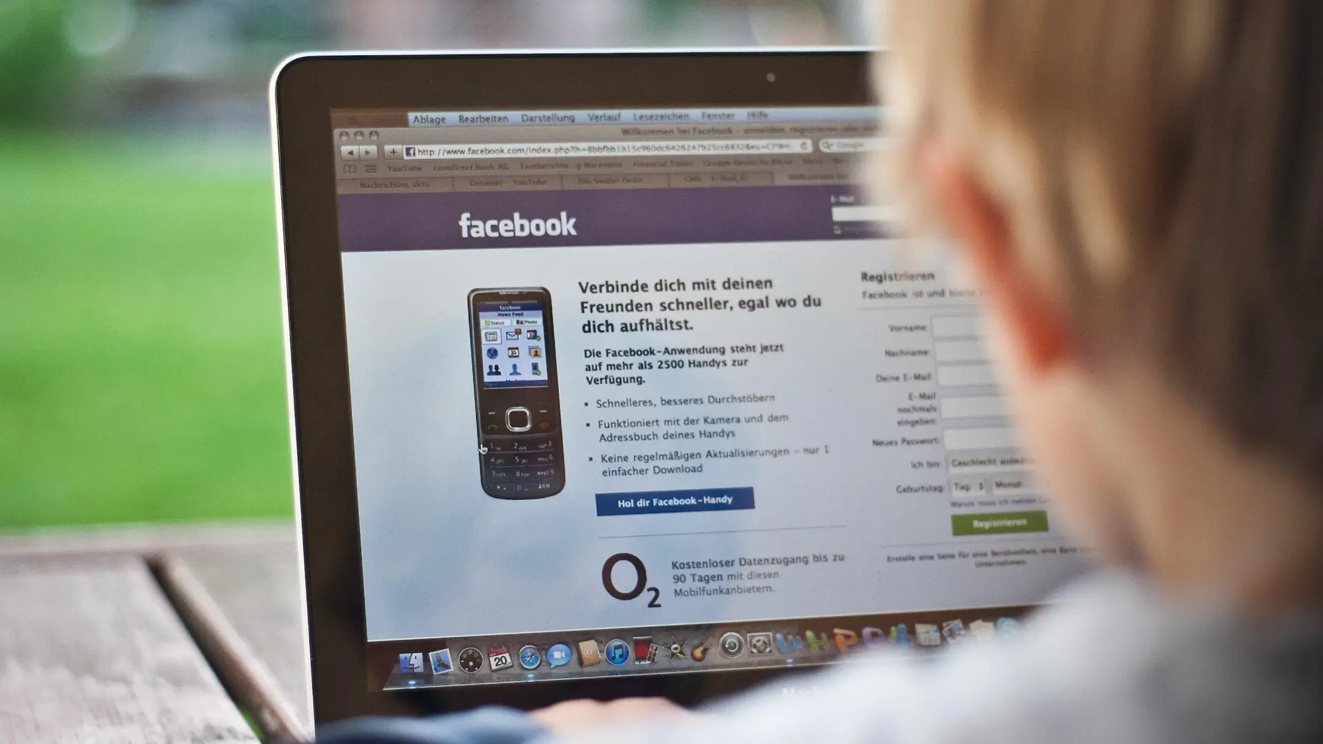 ARCHIV - Ein Kind meldet sich beim sozialen Netzwerk «Facebook» an, aufgenommen am 20.09.2011 in Magdeburg. Facebook denkt laut einem Zeitungsbericht darüber nach, wie die Altersgrenze für Mitglieder unter die heutigen 13 Jahre gesenkt werden kann. Das Problem ist, dass bereits mehrere Millionen jüngerer Kinder in dem weltgrößten Online-Netzwerk unterwegs sind, weil sie über ihr Alter gelogen haben. Foto: Jens Wolf (zu dpa «Zeitung: Facebook arbeitet an Zugang für jüngere Kinder» vom 04.06.2012) +++(c) dpa - Bildfunk+++