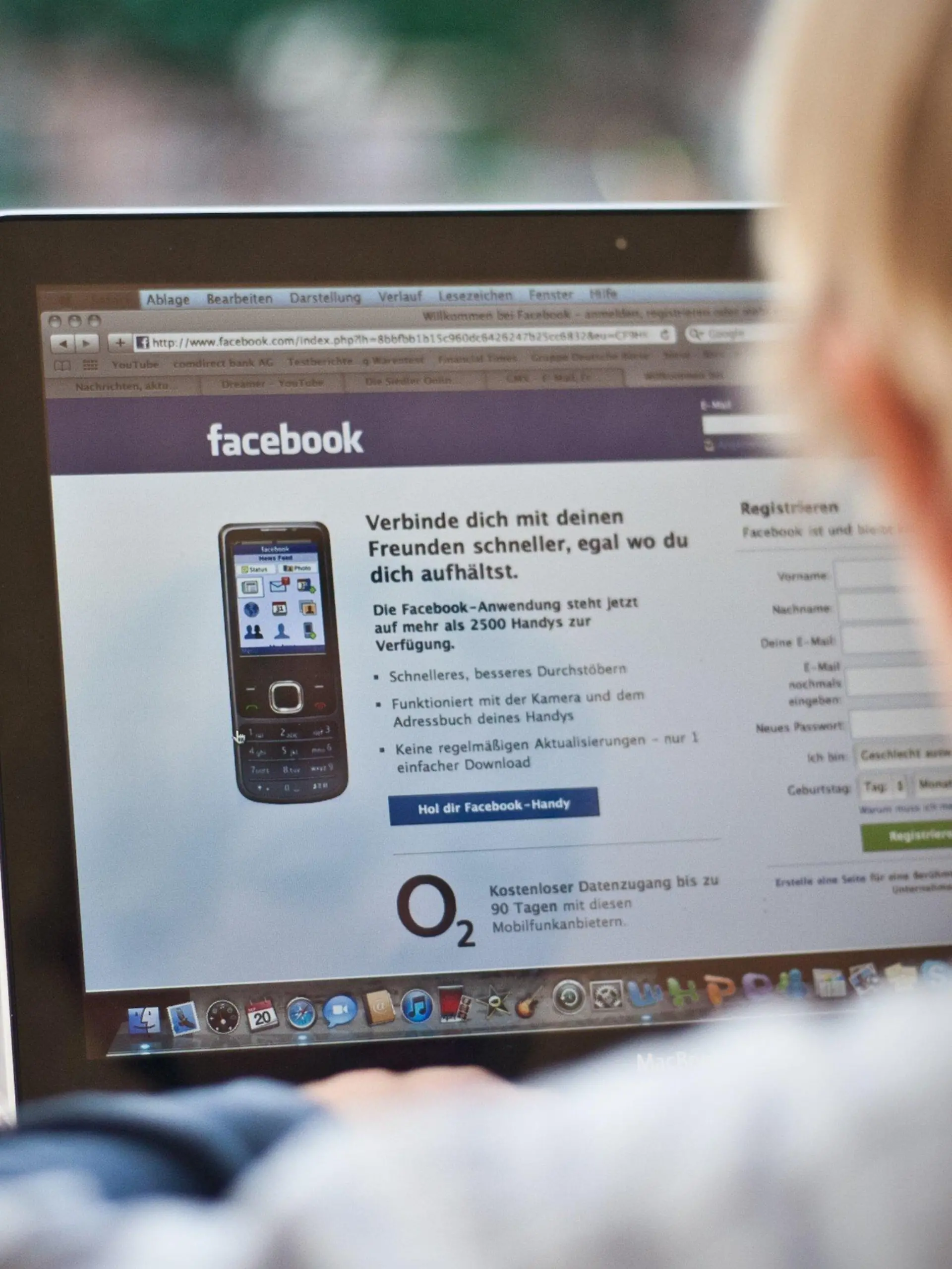 ARCHIV - Ein Kind meldet sich beim sozialen Netzwerk «Facebook» an, aufgenommen am 20.09.2011 in Magdeburg. Facebook denkt laut einem Zeitungsbericht darüber nach, wie die Altersgrenze für Mitglieder unter die heutigen 13 Jahre gesenkt werden kann. Das Problem ist, dass bereits mehrere Millionen jüngerer Kinder in dem weltgrößten Online-Netzwerk unterwegs sind, weil sie über ihr Alter gelogen haben. Foto: Jens Wolf (zu dpa «Zeitung: Facebook arbeitet an Zugang für jüngere Kinder» vom 04.06.2012)  +++(c) dpa - Bildfunk+++