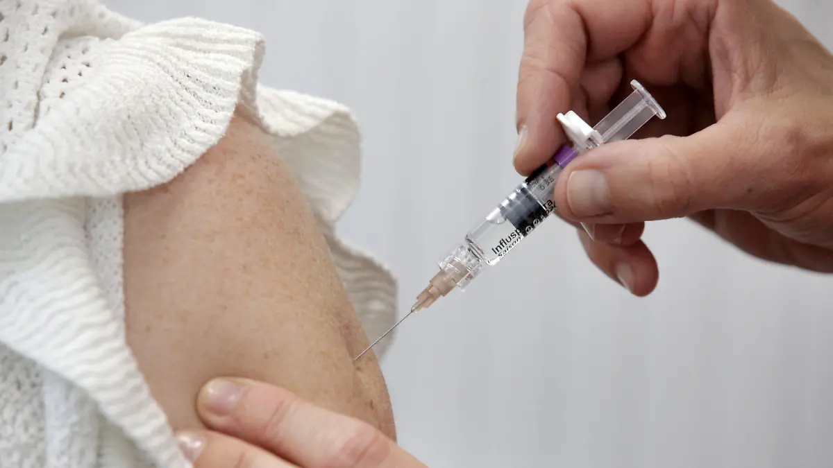 ARCHIV - 22.10.2019, Bayern, München: Ein Ärztin impft eine Patientin gegen Virusgrippe. (Zu dpa «Nicht nur Covid-19: In Arztpraxen läuft die Grippe-Impfung») Foto: Stephan Jansen/dpa +++ dpa-Bildfunk +++