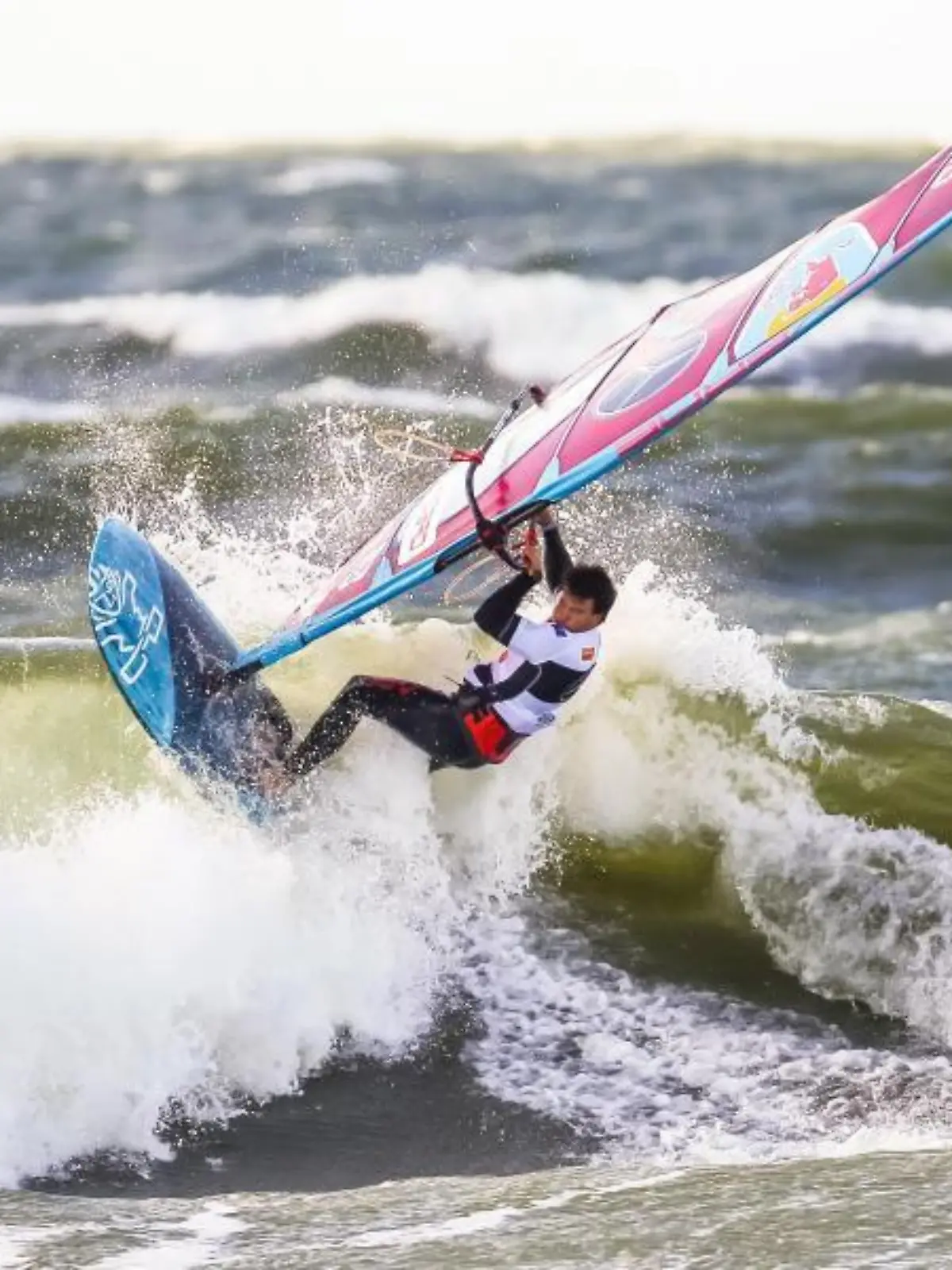 Philip Köster  surft eine Welle