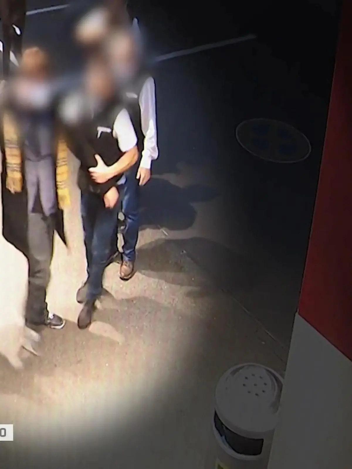 Unter einem Vorwand verschaffte sich der Täter gegen 6.45 Uhr Zutritt zum Büro des Filialleiters. Er bedrohte ihn mit einer Waffe und forderte Bargeld. Dann fesselte und knebelte der Verbrecher den 37-Jährigen und versuchte zu fliehen. Der Filialleiter konnte sich allerdings schnell befreien. Über eine Lautsprecherdurchsage informierte er seine Angestellten. Etwa zehn Mitarbeiter hielten den Räuber fest, bis die Polizei kam und ihn festnahm. Die Beamten fanden neben dem Bargeld auch eine Softair-Pistole und ein Messer.