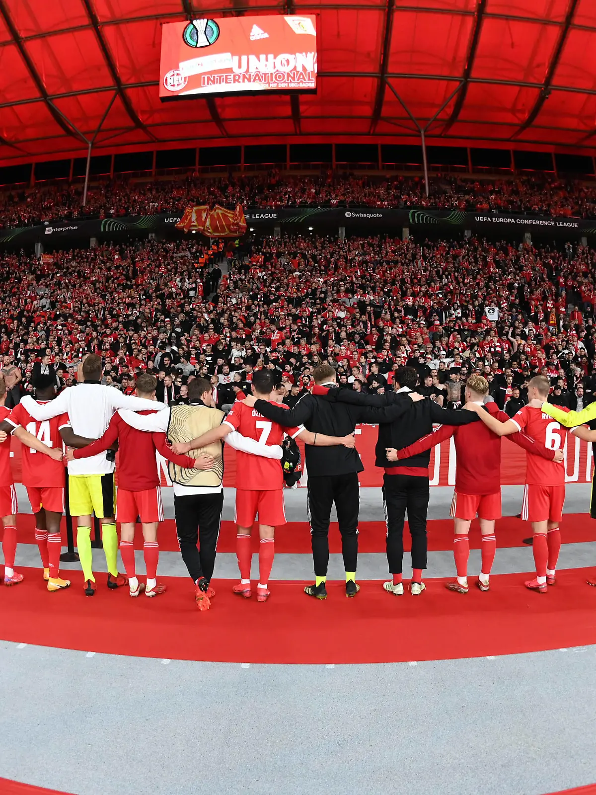  Fussball, Herren, Saison 2021/2022, UEFA Europa Conference League Gruppe E, 2. Spieltag, 1. FC Union Berlin - Maccabi Haifa, Fans und Spieler von Union, Jubel nach dem Abpfiff, 30.09. 2021, *** Football, Men, 2021 2022 season, UEFA Europa Conference League Group E, Matchday 2 , 1 FC Union Berlin Maccabi Haifa, Union fans and players, cheering after the final whistle, 30 09 2021, Copyright: xMatthiasxKochx