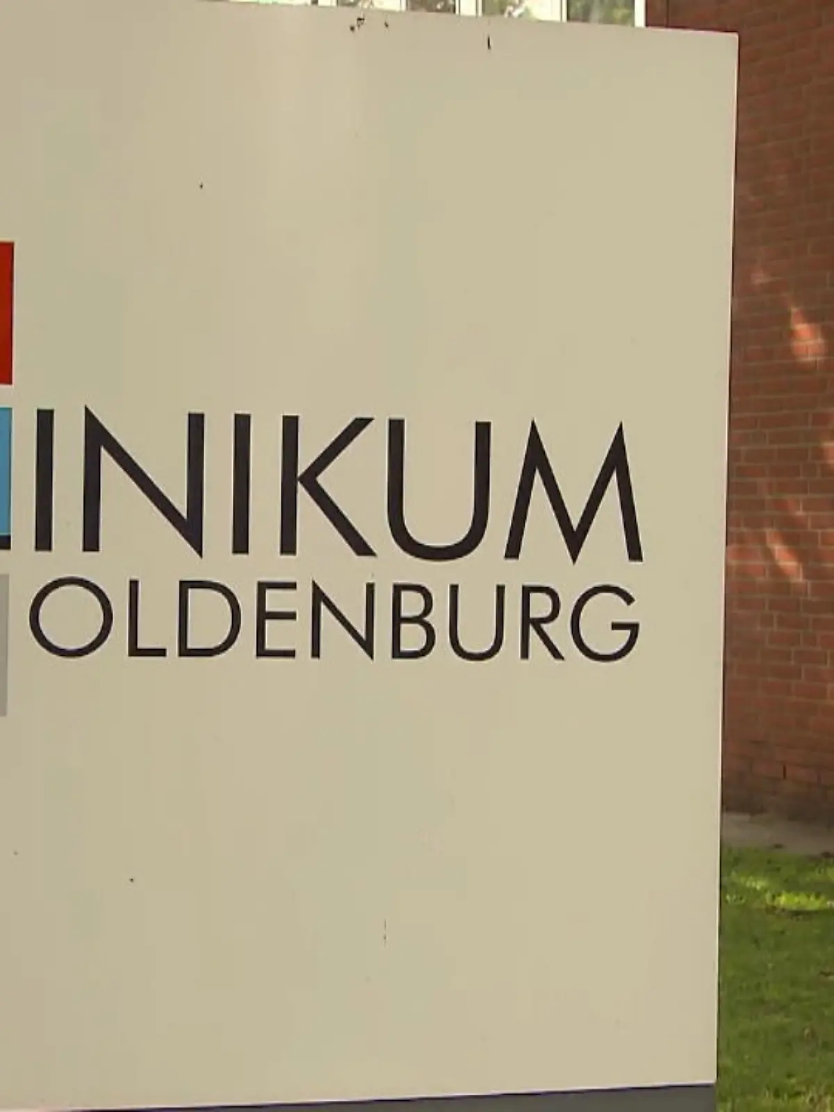 Ein Frühgeborenes ist am 7. Juni im Klinikum Oldenburg an mit Keimen belasteter Milchpulvernahrung gestorben. Ein weiteres Kind, das ebenfalls mit der belasteten Milch gefüttert wurde, sei schwer erkrankt. Das teilte der Vorstand des Klinikums am Dienstag mit. Der Zustand des schwer erkrankten Kindes habe sich laut Krankenhaussprecherin Sigrid Jürgensmann inzwischen stabilisiert.