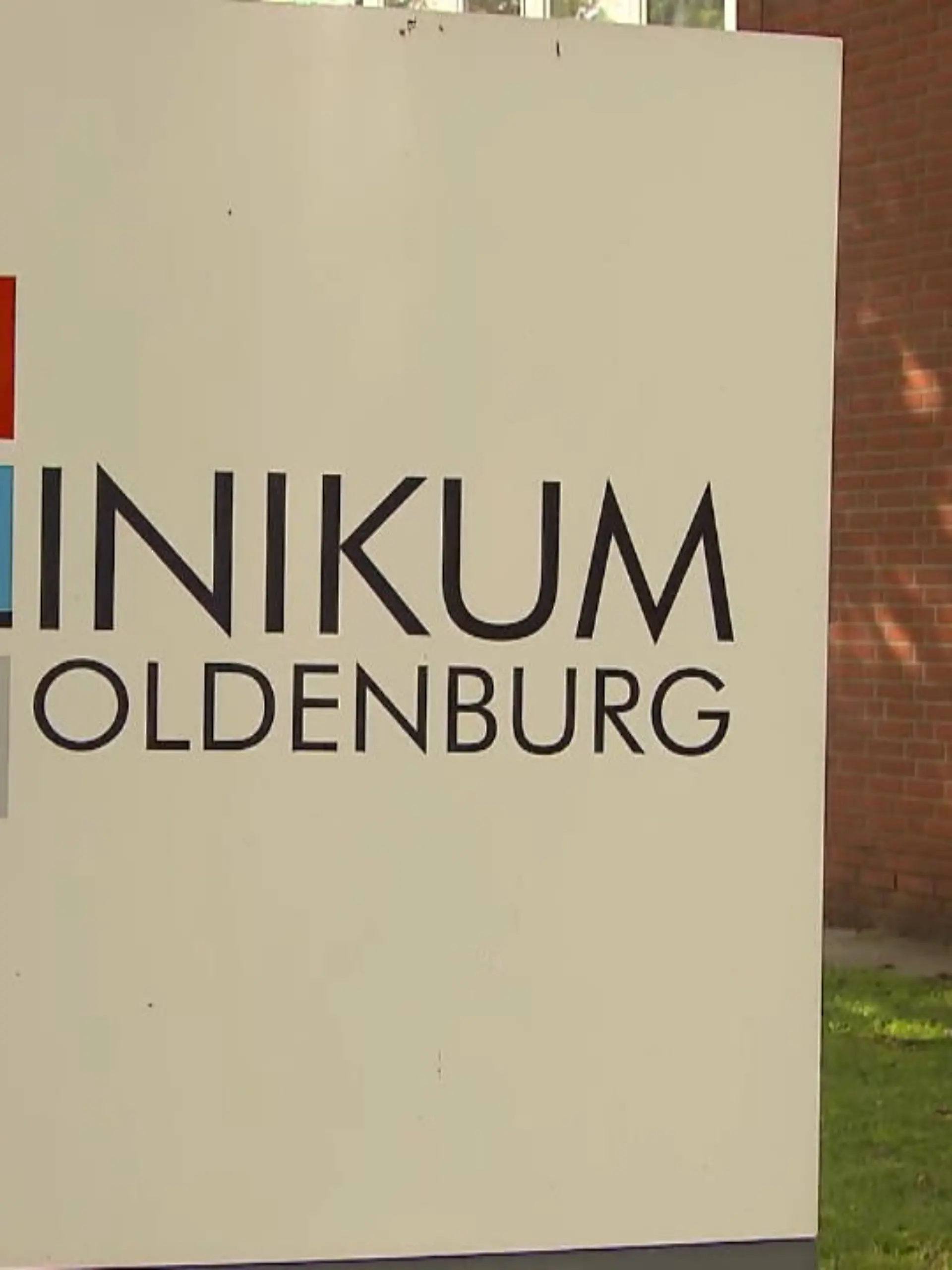 Ein Frühgeborenes ist am 7. Juni im Klinikum Oldenburg an mit Keimen belasteter Milchpulvernahrung gestorben. Ein weiteres Kind, das ebenfalls mit der belasteten Milch gefüttert wurde, sei schwer erkrankt. Das teilte der Vorstand des Klinikums am Dienstag mit. Der Zustand des schwer erkrankten Kindes habe sich laut Krankenhaussprecherin Sigrid Jürgensmann inzwischen stabilisiert.