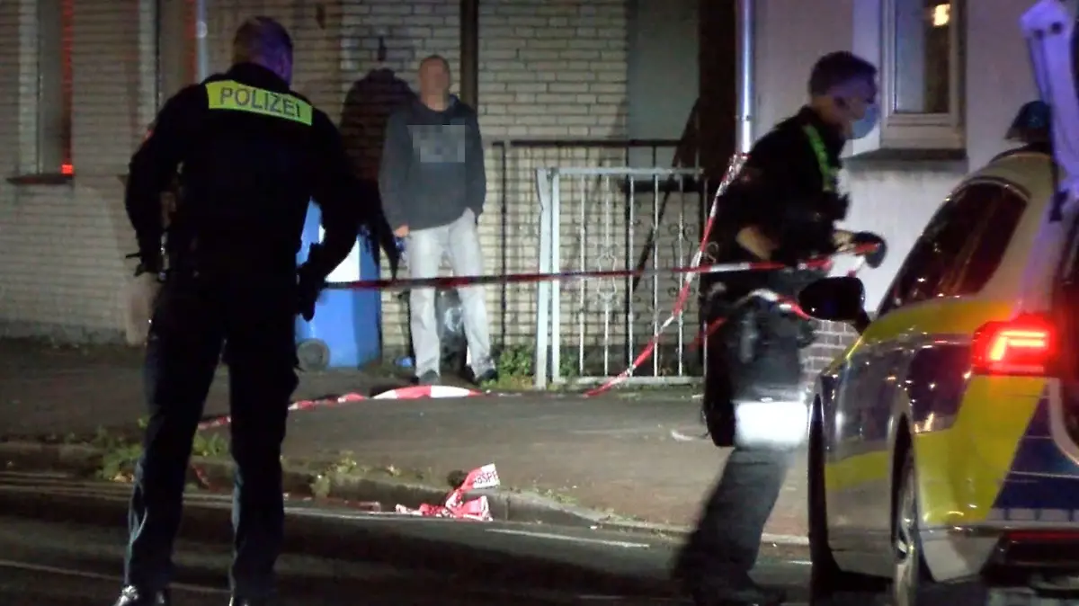 03.10.2021, Niedersachsen, Delmenhorst: Polizisten sperren einen mutmaßlichen Tatort ab. Eine Person ist am Sonntagabend in Delmenhorst tödlich verletzt worden. Noch am selben Abend wurde an einem zweiten Tatort in der Stadt eine weitere Person schwer verletzt. Das teilte ein Sprecher der Polizeiinspektion Delmenhorst am frühen Montagmorgen mit. Foto: Kai Moorschlatt/Nord-West-Media TV/dpa +++ dpa-Bildfunk +++