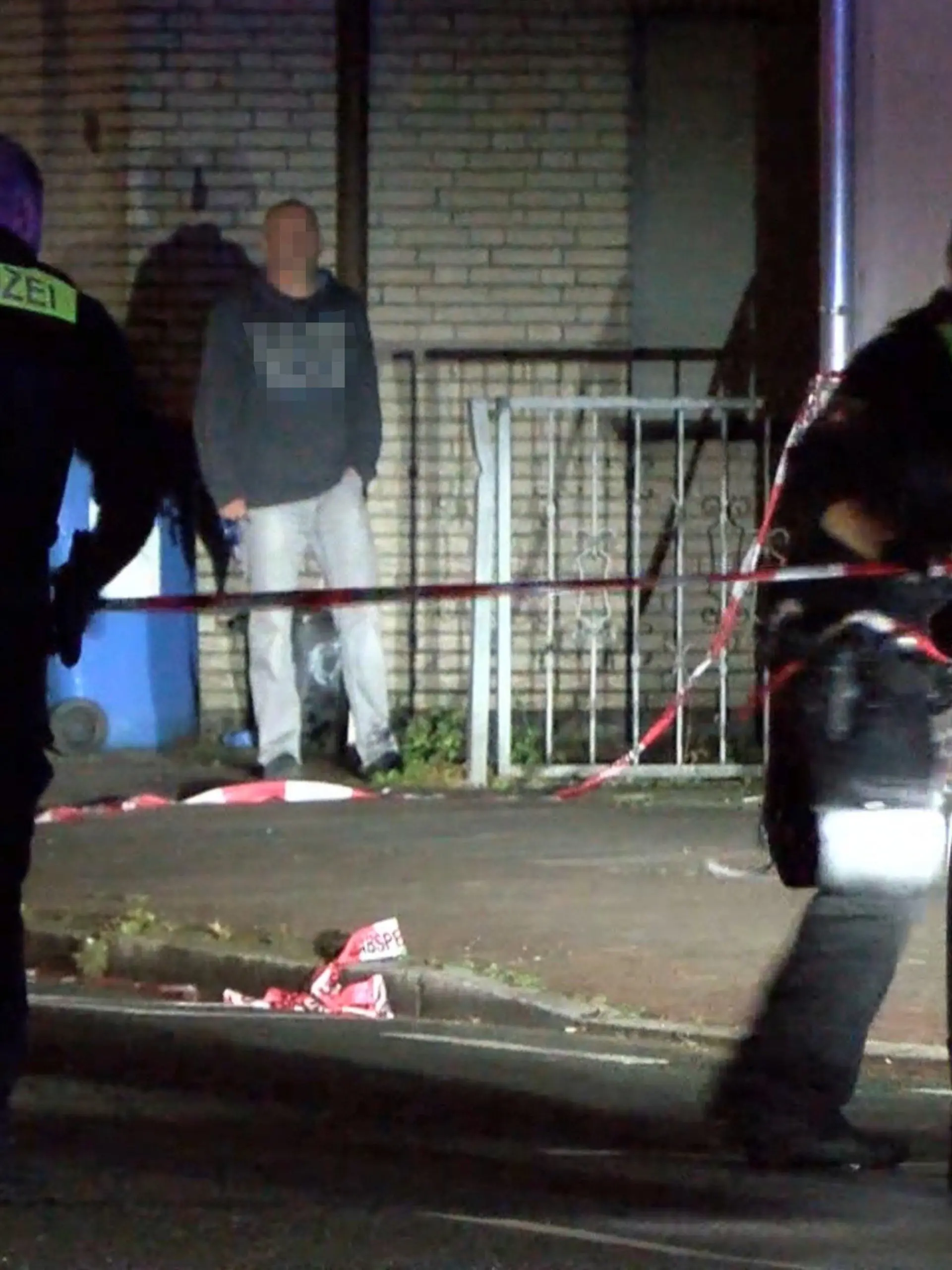03.10.2021, Niedersachsen, Delmenhorst: Polizisten sperren einen mutmaßlichen Tatort ab. Eine Person ist am Sonntagabend in Delmenhorst tödlich verletzt worden. Noch am selben Abend wurde an einem zweiten Tatort in der Stadt eine weitere Person schwer verletzt. Das teilte ein Sprecher der Polizeiinspektion Delmenhorst am frühen Montagmorgen mit. Foto: Kai Moorschlatt/Nord-West-Media TV/dpa +++ dpa-Bildfunk +++