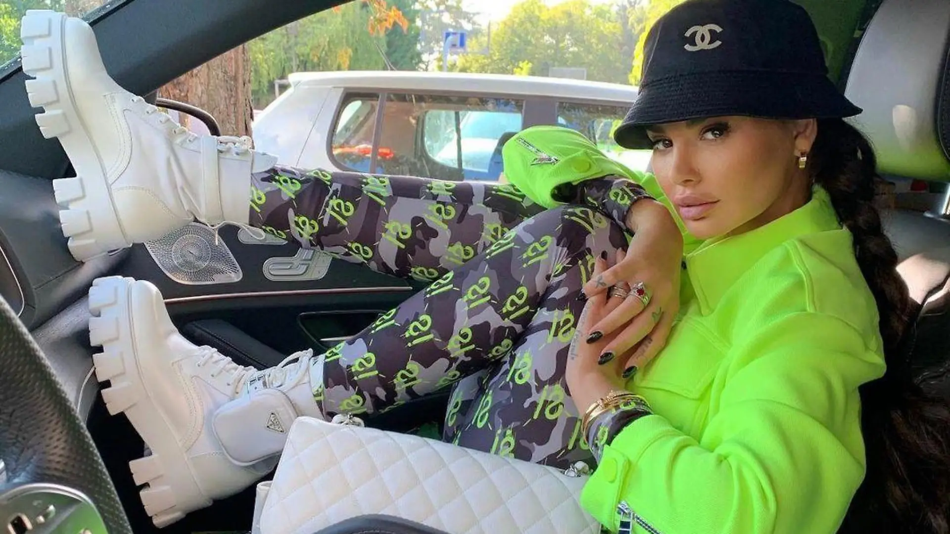 Mit Chanel-Hut und in Designer-Klamotten - Zusana zeigt gern, was sie hat.