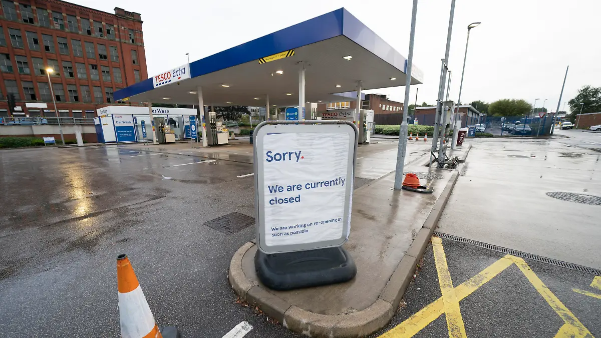 28.09.2021, Großbritannien, Manchester: Eine geschlossene Tankstelle in Manchester. Im Vereinigten Königreich sitzen derzeit viele Tankstellen auf dem Trockenen. Hintergrund ist ein Mangel an Lastwagenfahrern. Foto: Jon Super/AP/dpa +++ dpa-Bildfunk +++