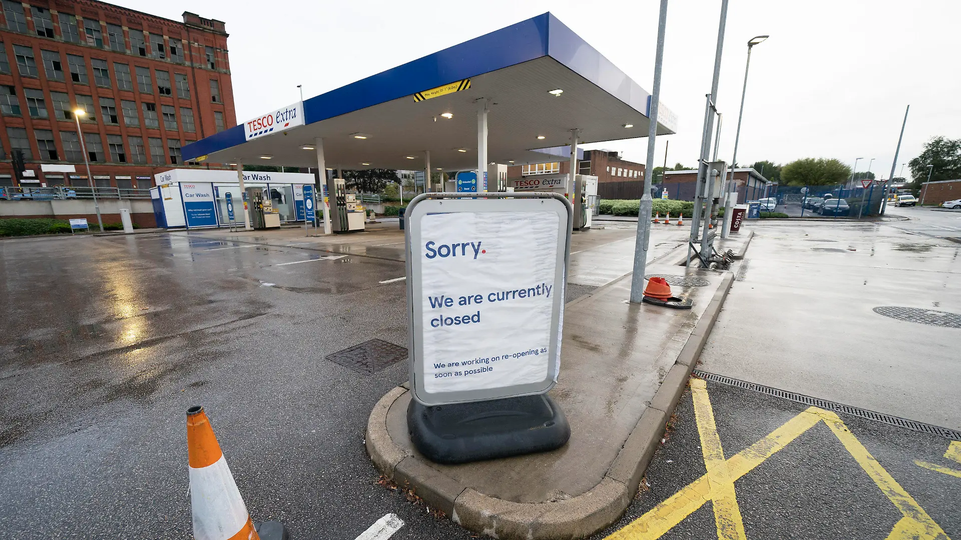 28.09.2021, Großbritannien, Manchester: Eine geschlossene Tankstelle in Manchester. Im Vereinigten Königreich sitzen derzeit viele Tankstellen auf dem Trockenen. Hintergrund ist ein Mangel an Lastwagenfahrern. Foto: Jon Super/AP/dpa +++ dpa-Bildfunk +++