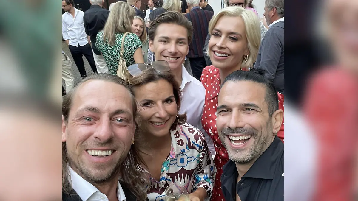 Verena Kerth, Marc Terenzi, Steve Es, Claudia Obert und Max Suhr posieren zusammen für ein Selfie.