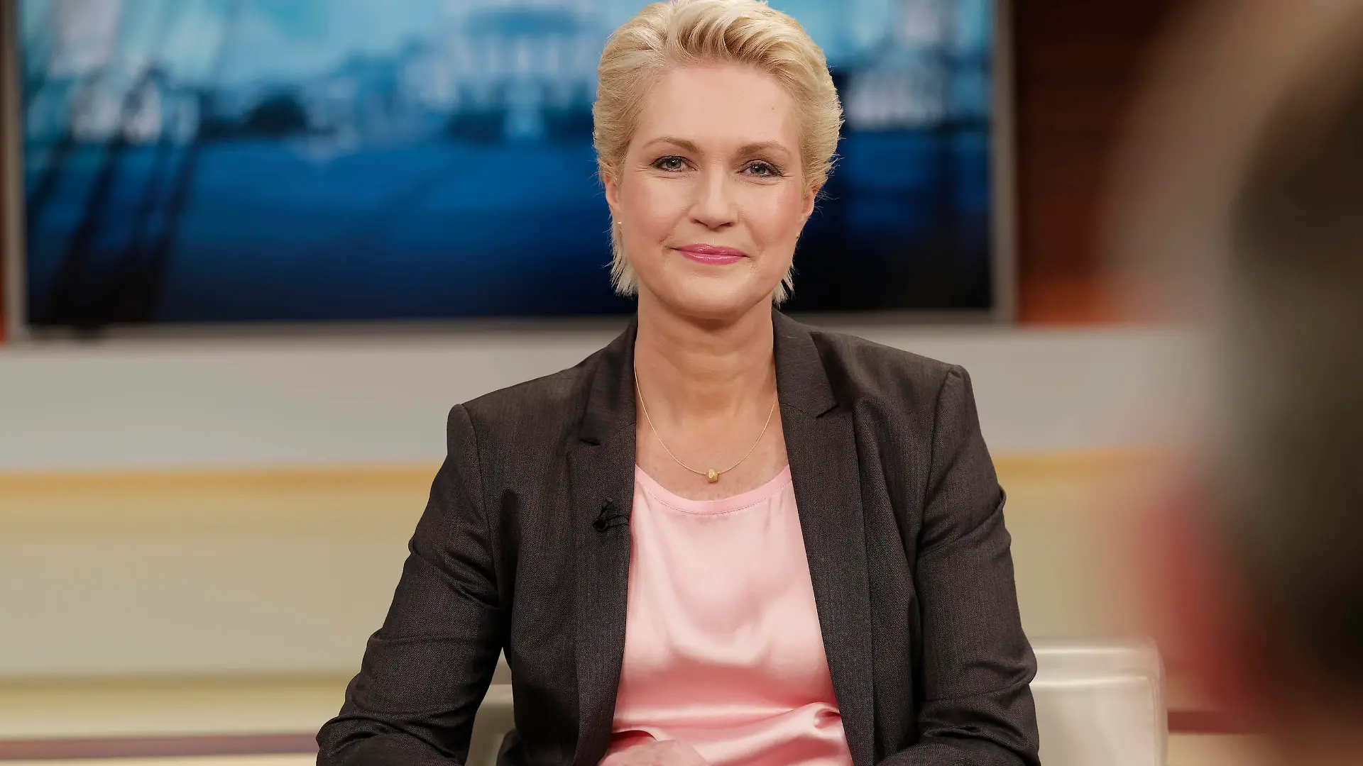Manuela Schwesig bei Anne Will 2021-10-03, Deutschland, Berlin - Manuela Schwesig SPD, Ministerpräsidentin von Mecklenburg-Vorpommern, zu Gast bei Anne Will im Ersten Deutschen Fernsehen. Thema der ARD-Politiktalkrunde: Scholz und Laschet auf Partnersuche - für wen entscheiden sich FDP und Grüne *** Manuela Schwesig at Anne Will 2021 10 03, Germany, Berlin Manuela Schwesig SPD , Prime Minister of Mecklenburg Western Pomerania, as a guest at Anne Will in the First German Television Topic of the ARD Politiktalkrunde Scholz and Laschet on partner search for whom decide FDP and Greens