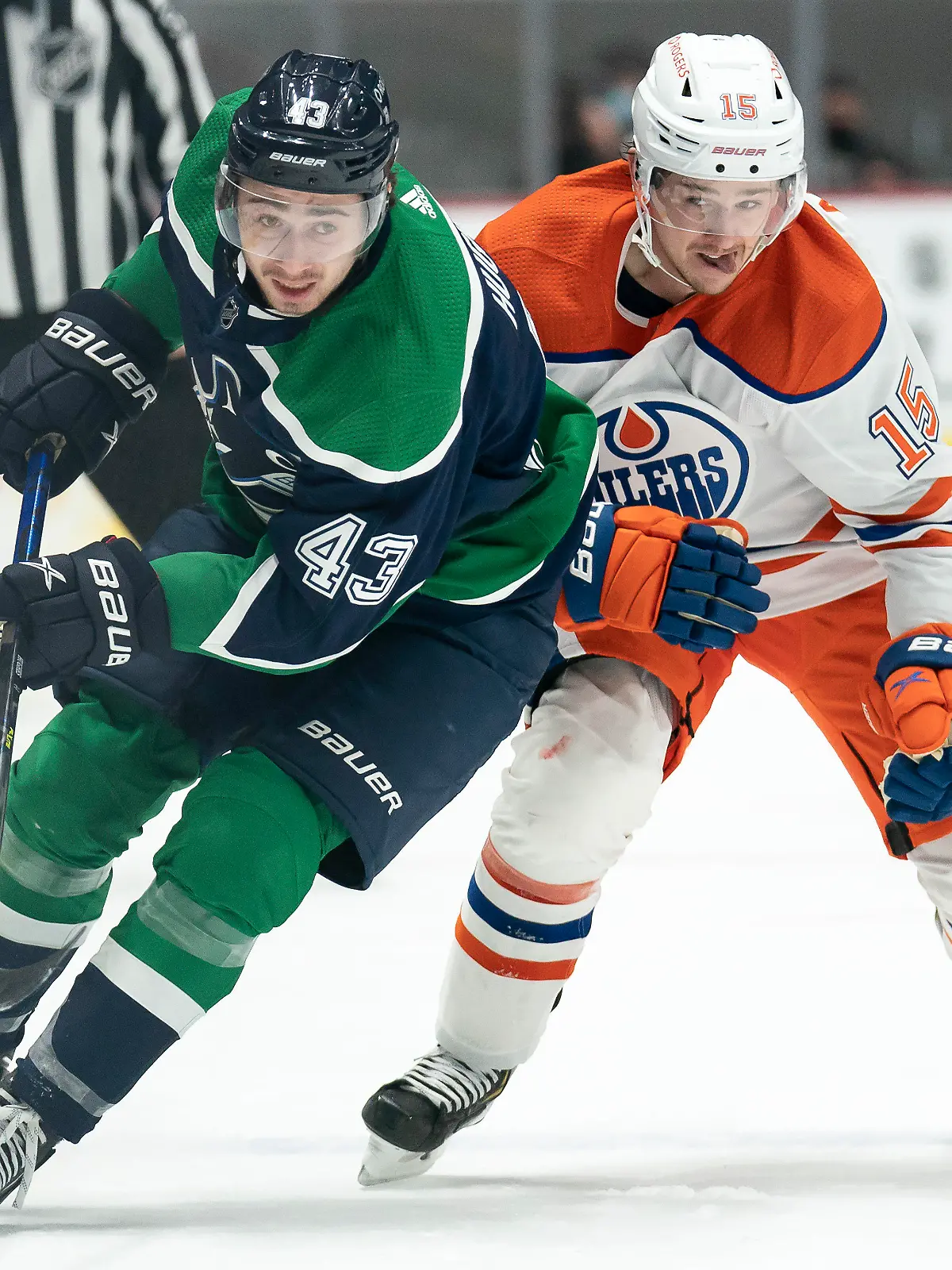 ARCHIV - 25.02.2021, Kanada, Vancouver: Eishockey: Quinn Hughes (l) von den Vancouver Canucks gegen Josh Archibald von den Edmonton Oilers. NHL-Eishockeyprofi Archibald von den Edmonton Oilers fällt wegen einer Herzmuskelentzündung für unbestimmte Zeit aus. (Zu dpa: "Nach Corona: Draisaitl-Teamkollege hat Herzmuskelentzündung") Foto: Jonathan Hayward/The Canadian Press/AP/dpa +++ dpa-Bildfunk +++