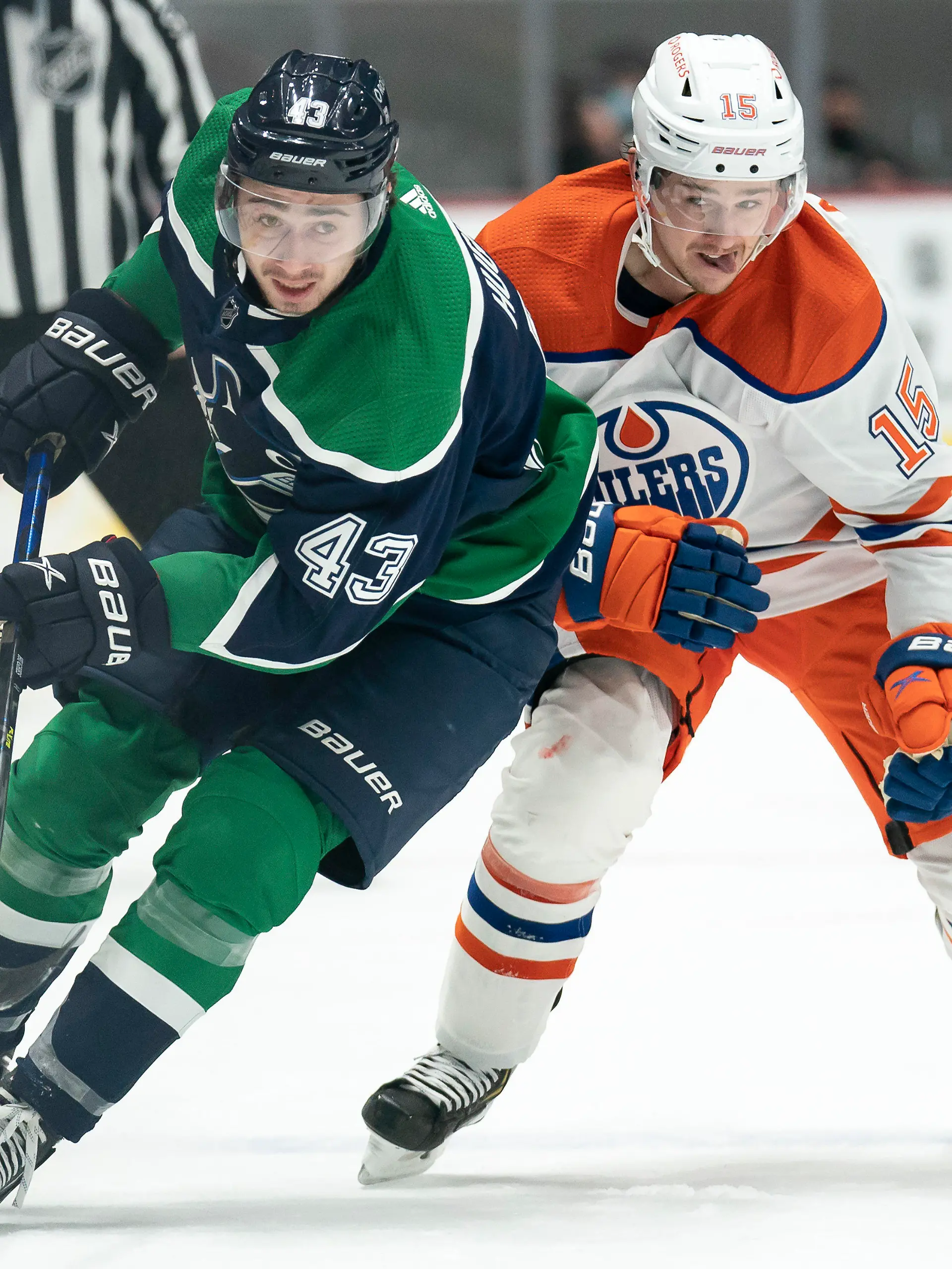 ARCHIV - 25.02.2021, Kanada, Vancouver: Eishockey: Quinn Hughes (l) von den Vancouver Canucks gegen Josh Archibald von den Edmonton Oilers. NHL-Eishockeyprofi Archibald von den Edmonton Oilers fällt wegen einer Herzmuskelentzündung für unbestimmte Zeit aus. (Zu dpa: "Nach Corona: Draisaitl-Teamkollege hat Herzmuskelentzündung") Foto: Jonathan Hayward/The Canadian Press/AP/dpa +++ dpa-Bildfunk +++