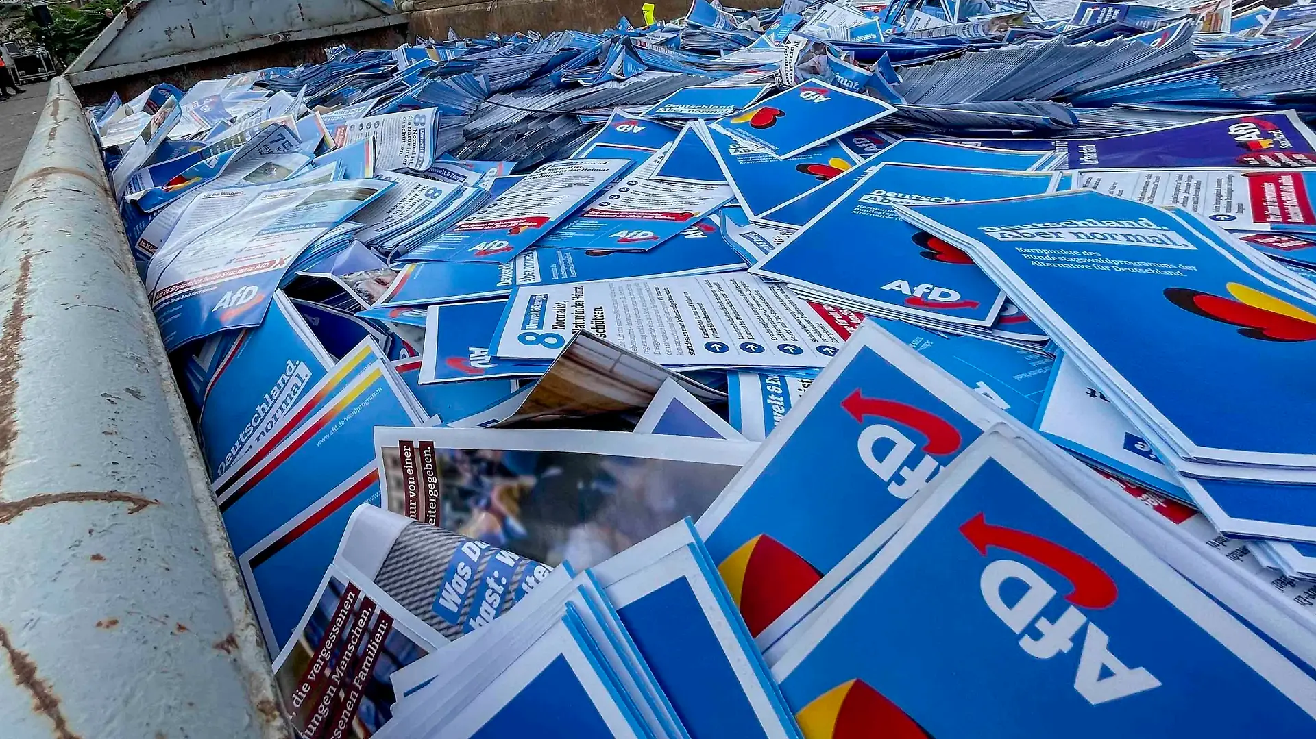  ZPS wirft Millionen AfD-Flyer in den Müll, Guerillateam wirft Millionen AfD-Flyer in den Müll. Mit einer fingierten Flyer-Verteilfirma hat das Zentrum für politische Schönheit ZPS die AfD dazu gebracht, dass die Partei den Aktionskünstlern angeblich fünf Millionen Flyer mit einem Gesamtgewicht von 72 Tonnen vor der Bundestagswahl zugesandt hat. Die Flyer wurden medienwirksam in bereitstehende Behälter entsorgt. *** ZPS throws millions of AfD flyers in the garbage, guerrilla team throws millions of AfD flyers in the garbage With a fictitious flyer distribution company, the Center for Political Beauty ZPS got the AfD to allegedly send the party action artists five million flyers with a total weight of 72 tons before the federal e