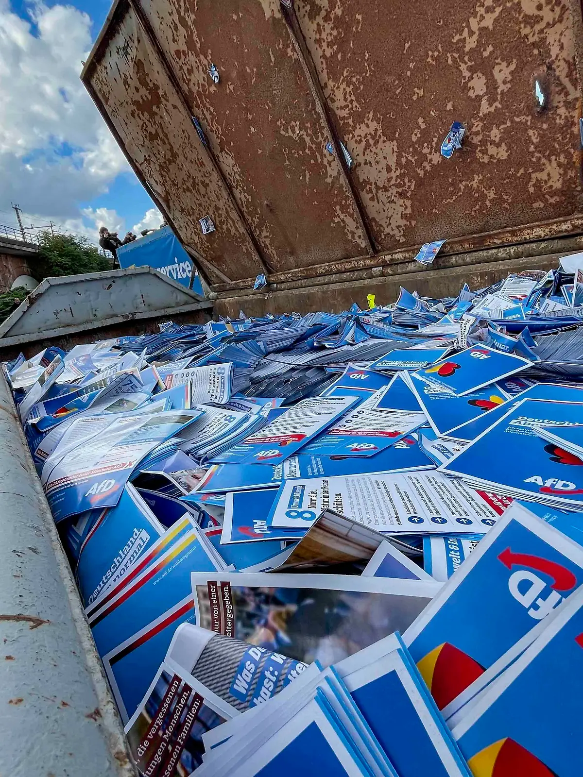  ZPS wirft Millionen AfD-Flyer in den Müll, Guerillateam wirft Millionen AfD-Flyer in den Müll. Mit einer fingierten Flyer-Verteilfirma hat das Zentrum für politische Schönheit ZPS die AfD dazu gebracht, dass die Partei den Aktionskünstlern angeblich fünf Millionen Flyer mit einem Gesamtgewicht von 72 Tonnen vor der Bundestagswahl zugesandt hat. Die Flyer wurden medienwirksam in bereitstehende Behälter entsorgt. *** ZPS throws millions of AfD flyers in the garbage, guerrilla team throws millions of AfD flyers in the garbage With a fictitious flyer distribution company, the Center for Political Beauty ZPS got the AfD to allegedly send the party action artists five million flyers with a total weight of 72 tons before the federal e