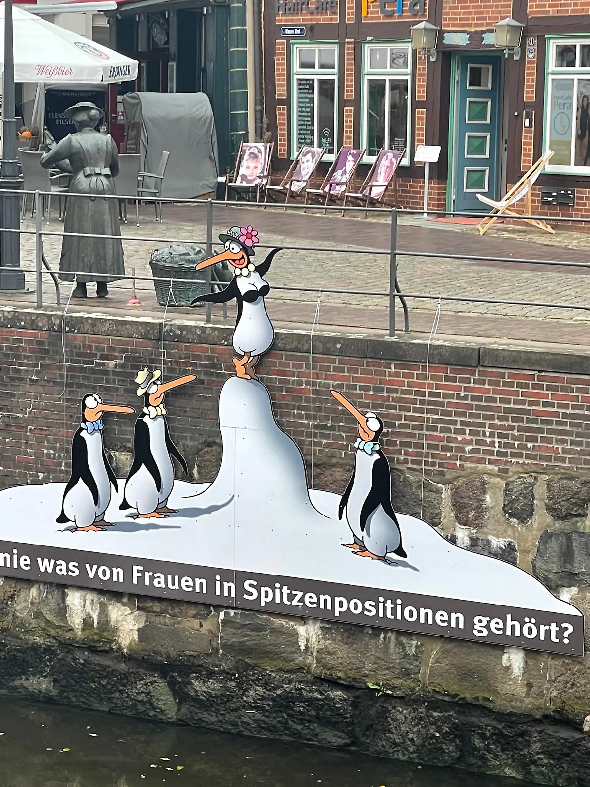 Der Pinguin Cartoon von Künstler Tetsche sorgt in Stade für Zoff.