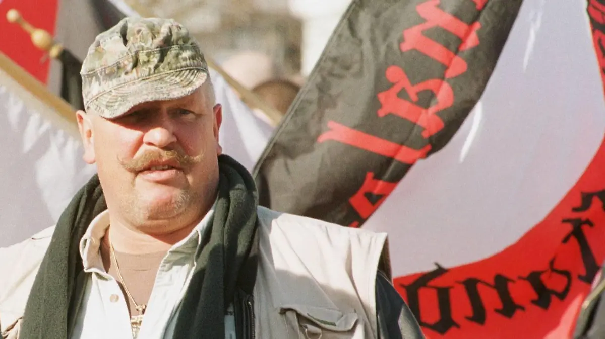 Magdeburg Neonazis NPD gegen Doppelte Staatsbuergerschaft Ca. 600 Rechtsradikale folgten einem Aufruf der Nationaldemokratischen Partei Deutschlands (NPD) zu einer Kundgebung gegen die Doppelte Staatsbuergerschaft in Magdeburg. Eine Demonstration wurde von den oertlichen Gerichten verboten. Hier: Neonazis aus dem Ruhrgebiet auf dem Magdeburger Domplatz. Vorne mit grüner Jacke mit Aufschrift, der Chef der sogenannten Ruhrpottkameradschaft Dortmund/Witten, Carsten Koeppe. Rechts Siegfried Borchard, Spitzname SS-Siggi, ehemaliger Chef der rechtsradikalen Fussball Hooligans Borussen-Front aus Dortmund. 27.2.1999, Magdeburg
Magdeburg Neo-Nazis NPD against double State residents Approx 600 Right-wing extremists followed a Call the National Democratic Party Germany NPD to a Rally against the double State residents in Magdeburg a Demonstration was from the Courts Prohibitions here Neo-Nazis out the Ruhr area on the Magdeburg Domplatz front with greener Jacket with Inscription the Boss the \u0026#39; Dortmund Witten Carsten Koeppe right Siegfried Borchard Nickname SS Siggi former Boss the right-wing Football Hooligans Borussia Front out Dortmund 27 2 1999 Magdeburg