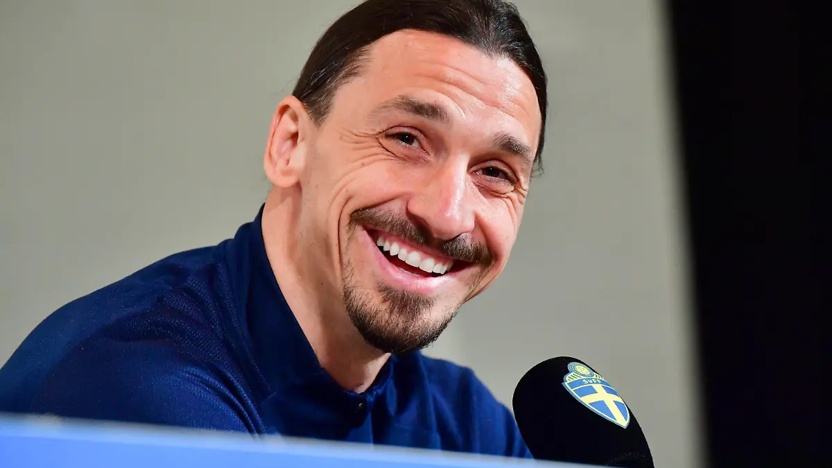 ARCHIV - 22.03.2021, Schweden, Stockholm: Zlatan Ibrahimovic lacht während einer Pressekonferenz in der Friends Arena. (zu dpa «Ibrahimovic im schwedischen Aufgebot für WM-Qualifikationsspiele») Foto: Jonas Ekstromer/TT News Agency/AP/dpa +++ dpa-Bildfunk +++