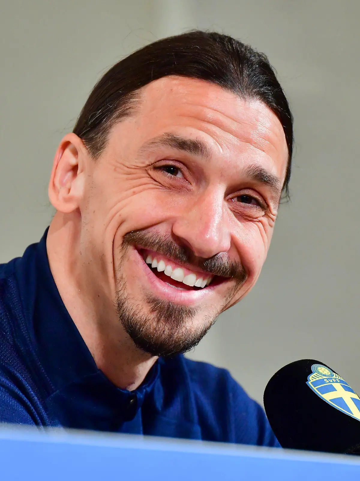 ARCHIV - 22.03.2021, Schweden, Stockholm: Zlatan Ibrahimovic lacht während einer Pressekonferenz in der Friends Arena. (zu dpa «Ibrahimovic im schwedischen Aufgebot für WM-Qualifikationsspiele») Foto: Jonas Ekstromer/TT News Agency/AP/dpa +++ dpa-Bildfunk +++
